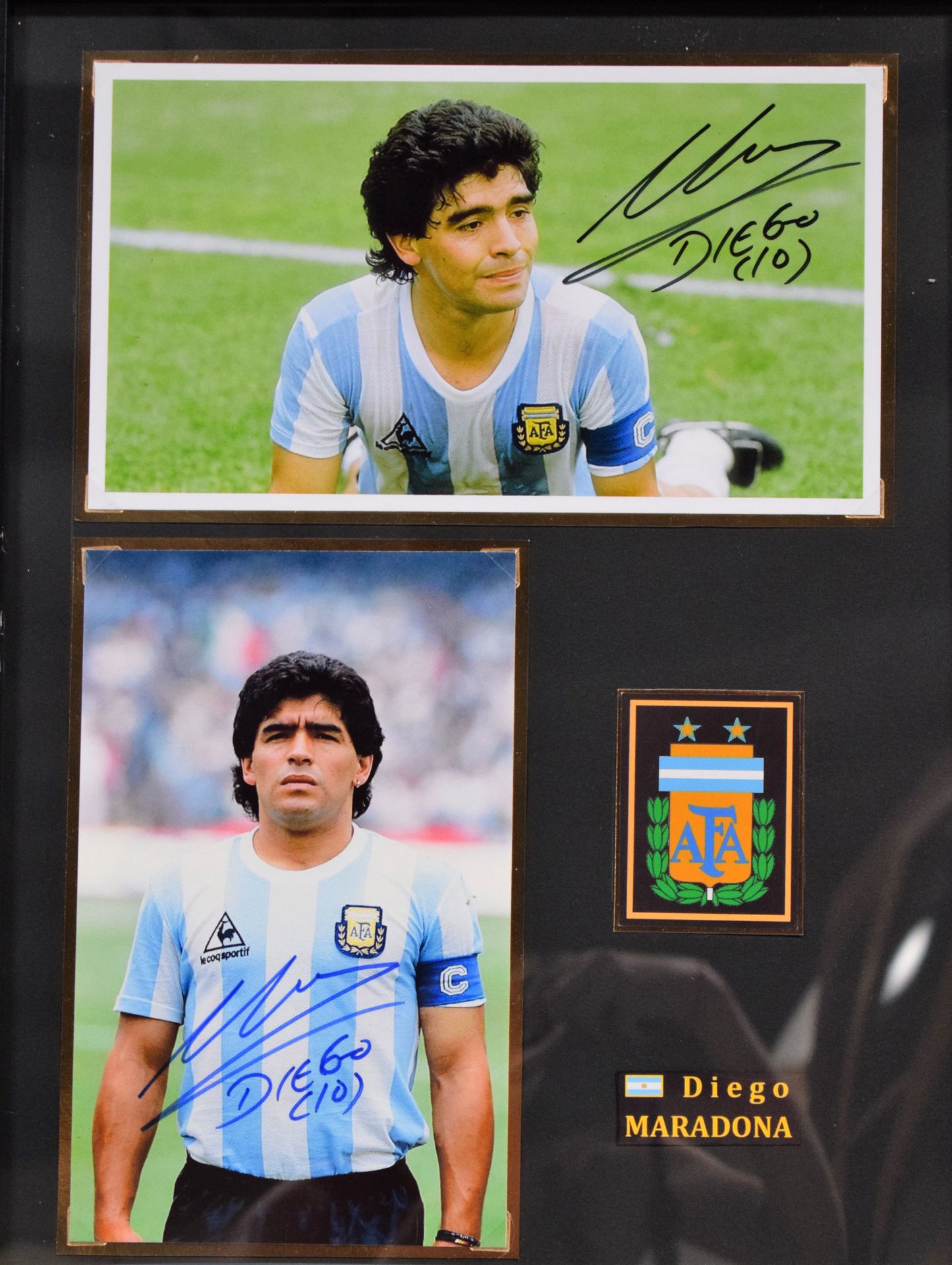 Null (体育/摄影)迭戈-马拉多纳：两张马拉多纳穿着阿根廷国家队球衣签名的彩色原版照片，相框尺寸：40 x 30厘米，照片尺寸：24 x 14厘米和21 x&hellip;