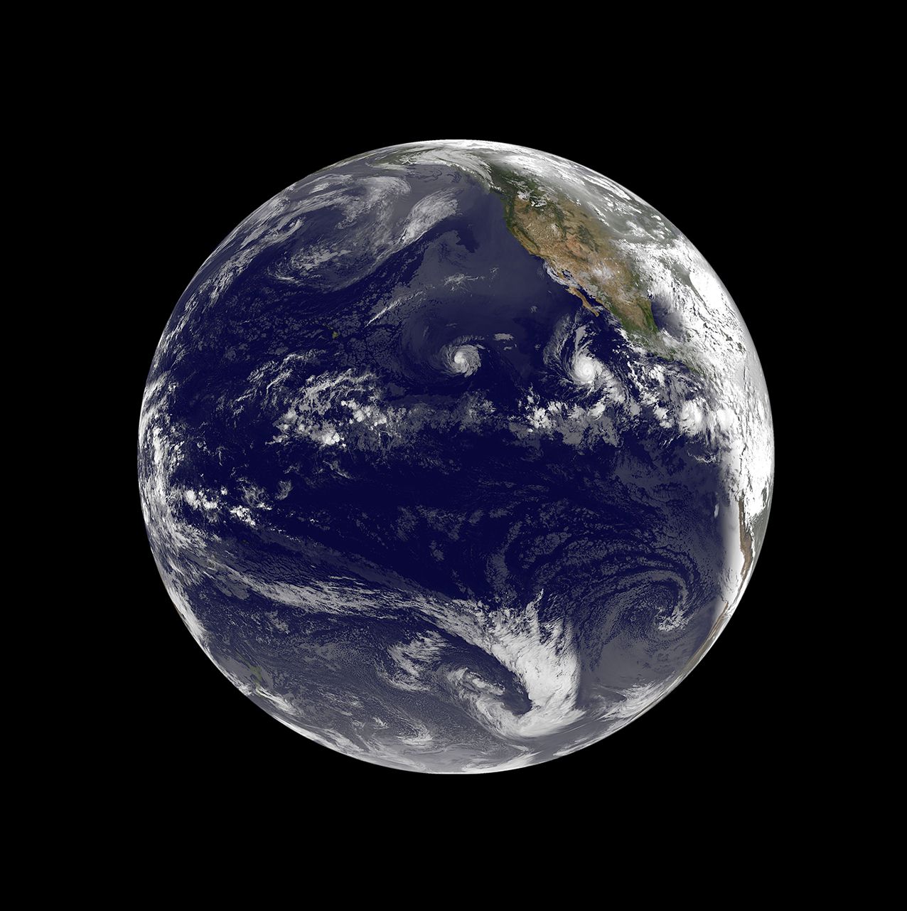 Null 美国国家航空航天局。大尺寸的格式。非凡的地球仪摄影作品，同时展示了对同一天在东太平洋上旋转的三个热带气旋的摄影捕捉。热带风暴 "丹尼尔 "正在接近太平&hellip;