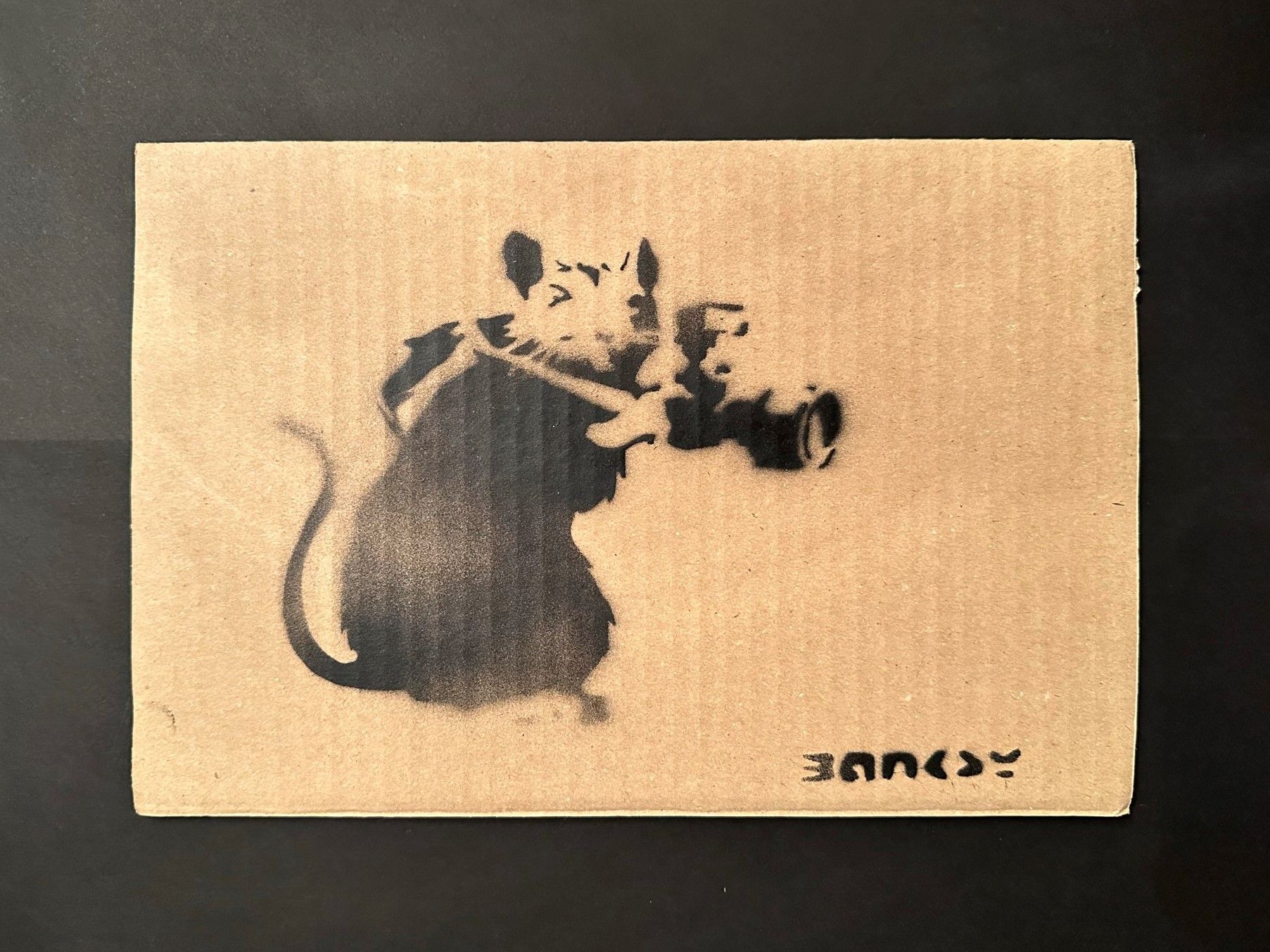 Null BANKSY (d’après), Rat Photographer, Pochoir à l’encre noir sur carton, port&hellip;