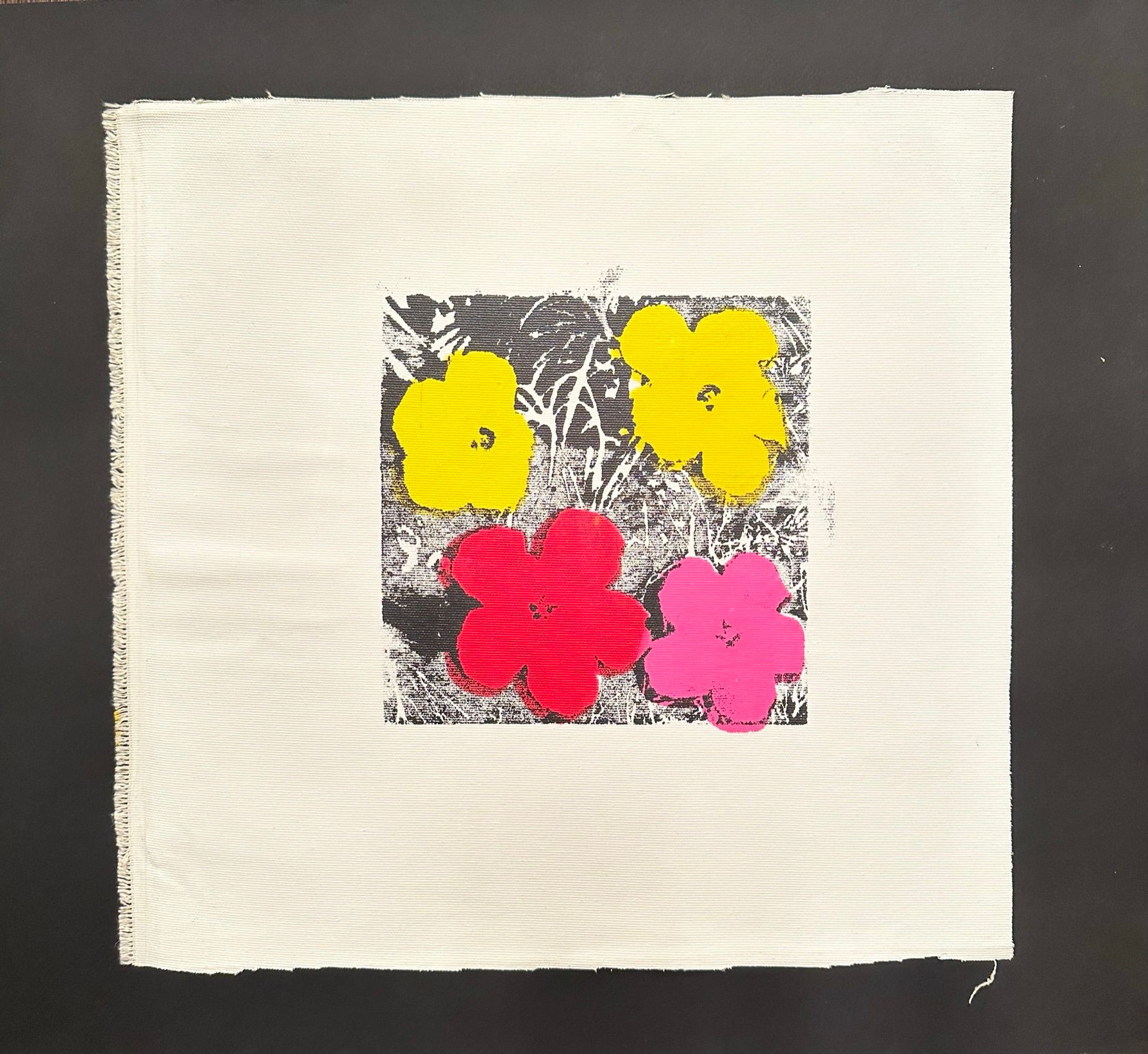 Null 安迪-沃霍尔（后），《花》，亚麻布上的红色、粉色和黄色印刷品，背面有毡笔签名和AW印章，40 x 42厘米