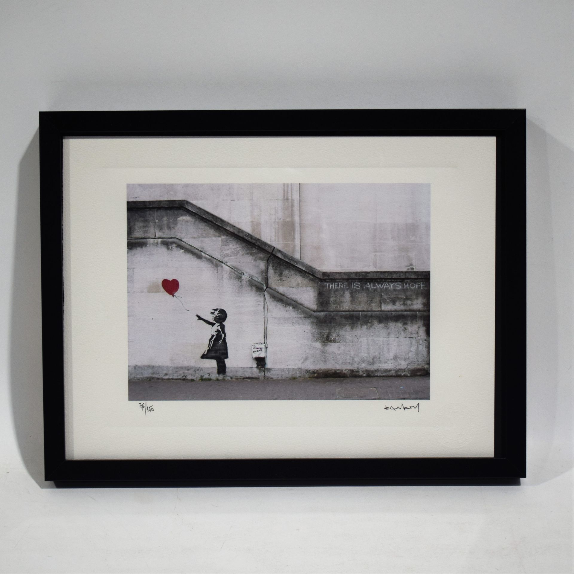 Null BANKSY (después de), Niña con globo rojo (2014), Serigrafía, justificado 76&hellip;