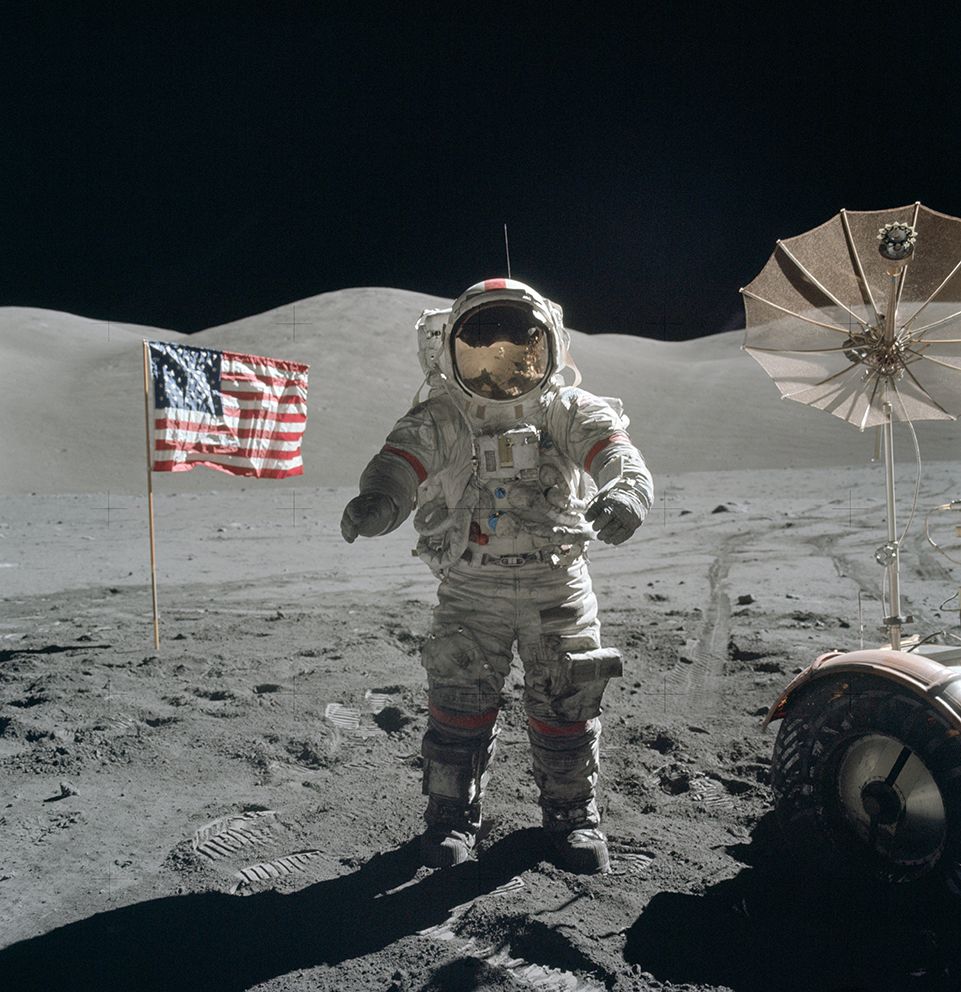 Null (NASA.Large FORMAT.MOON.APOLLO 17.CERNAN) 阿波罗17号任务。1972年12月，阿波罗17号宇航员尤金-塞尔南&hellip;