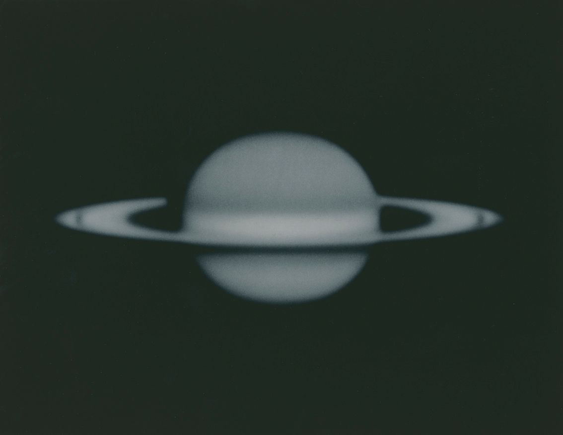Null (NASA.SATURN.MOUNT WILSON) 照片来自威尔逊山天文台。土星的美丽、完美的景色。大约在1950年。期银质印刷品。背面的纸质标签上&hellip;
