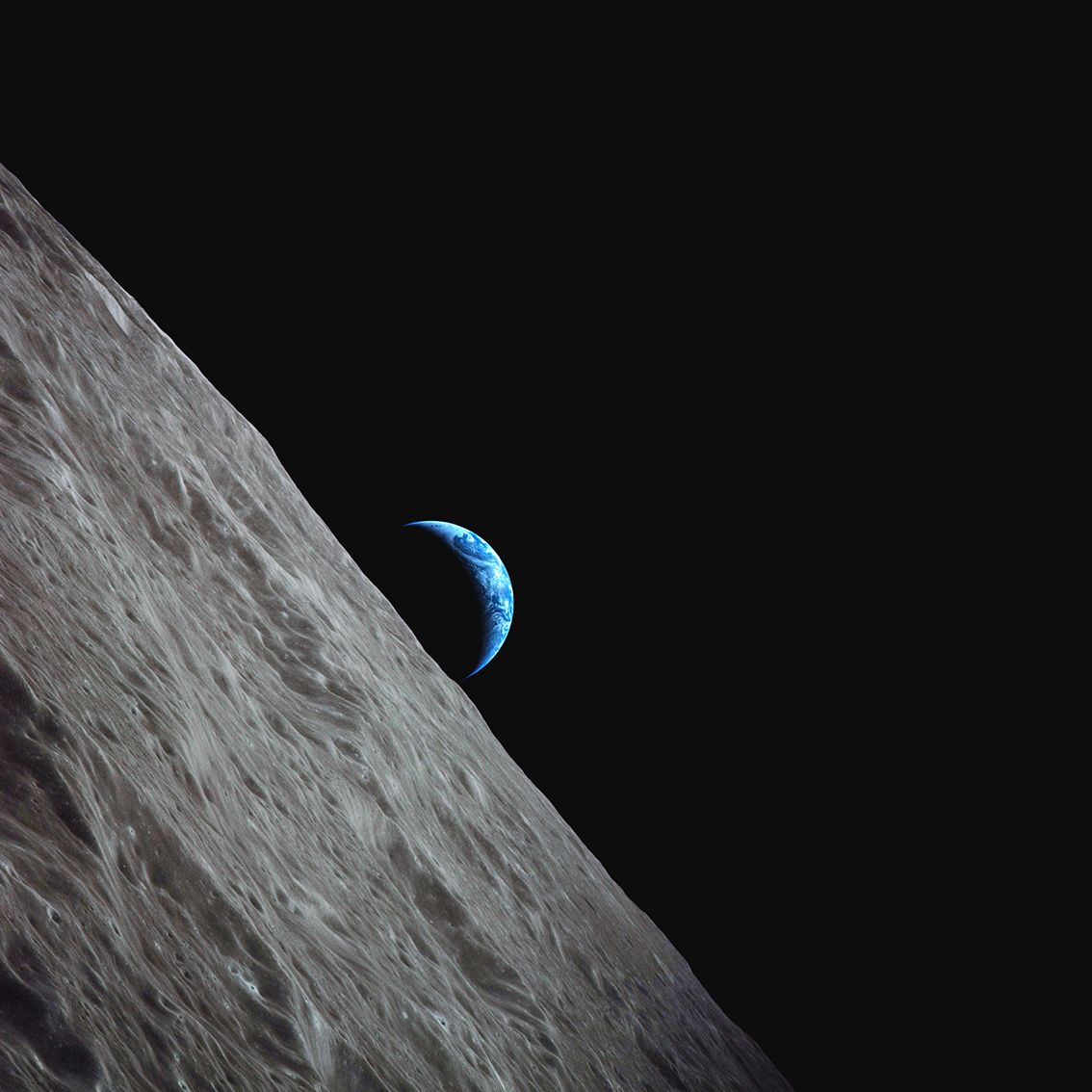 Null (NASA。稀有。大尺寸。地球升起。阿波罗17号) 阿波罗17号任务。从月球轨道观察到的极好的地球日出。地球刚刚从月球地平线上升起，露出美丽的蓝色新月&hellip;