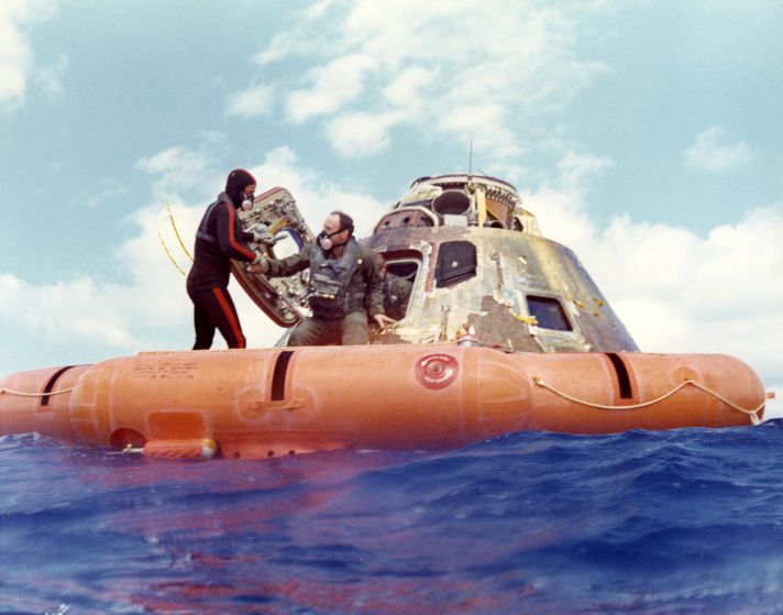 Null (NASA.EARTH.APOLLO 14.MITCHELL) 太平洋，阿波罗14号机组人员的回收。人们看到埃德加-米切尔戴着防毒面具离开任务控制舱，&hellip;