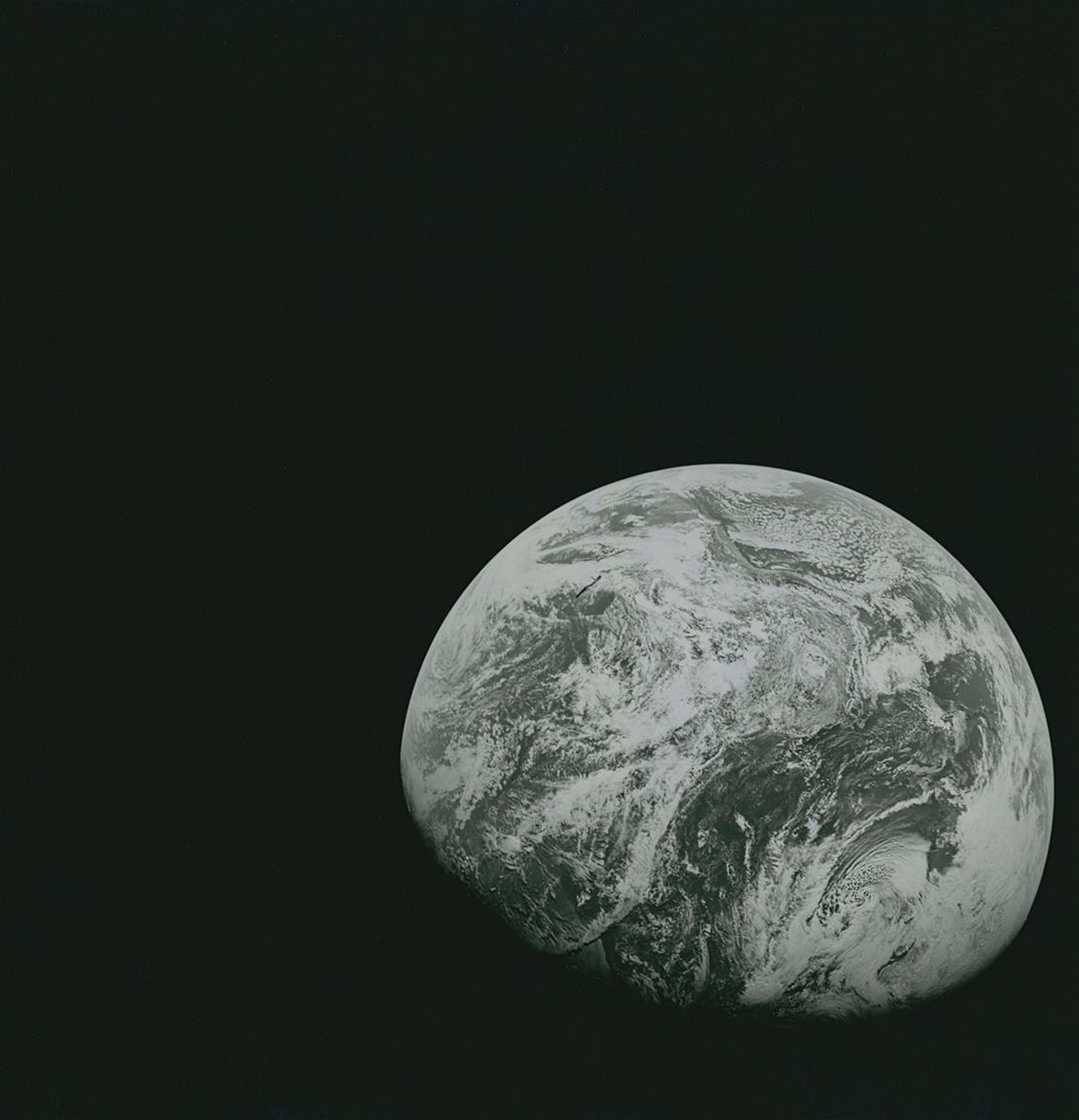 Null (NASA.EARTH.APOLLO 8) 历史照片。阿波罗8号任务。人类从太空拍摄的第一张地球照片。复古的银质印刷品。正面的空白处有编号，并有NAS&hellip;