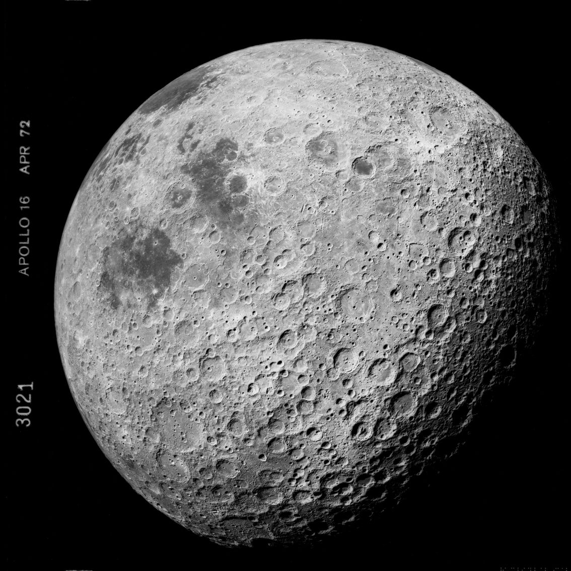 Null (NASA.LARGE FORMAT.MOON.APOLLO 16)来自阿波罗16号的极好的照片，月球的黑暗面，其众多的陨石坑在这里出现了一个完美的浮&hellip;