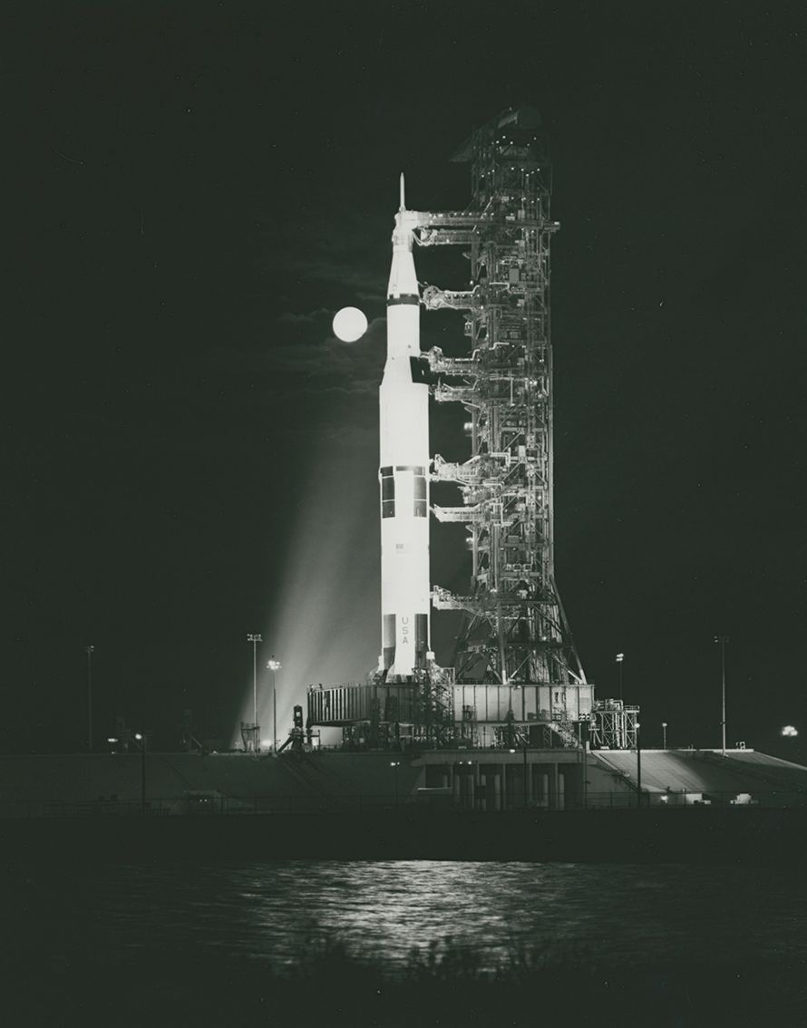 Null (NASA.肯尼迪角.土星五号)土星五号火箭在肯尼迪角的39号发射台上，在其历史性地出发前往月球之前的绝佳视角，在那里将执行人类最后一次登月任务：阿波&hellip;