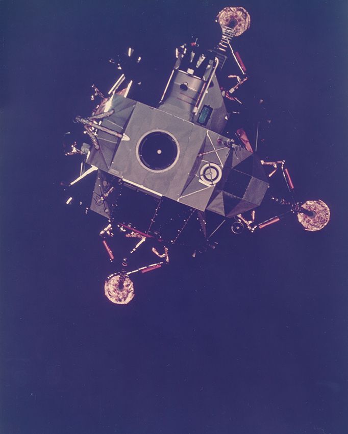 Null (NASA. MOON. APOLLO 14. ANTARES) 阿波罗14号任务。登月舱 "ANTARES "刚刚与登月指挥舱分离，即将驶向月球。1&hellip;