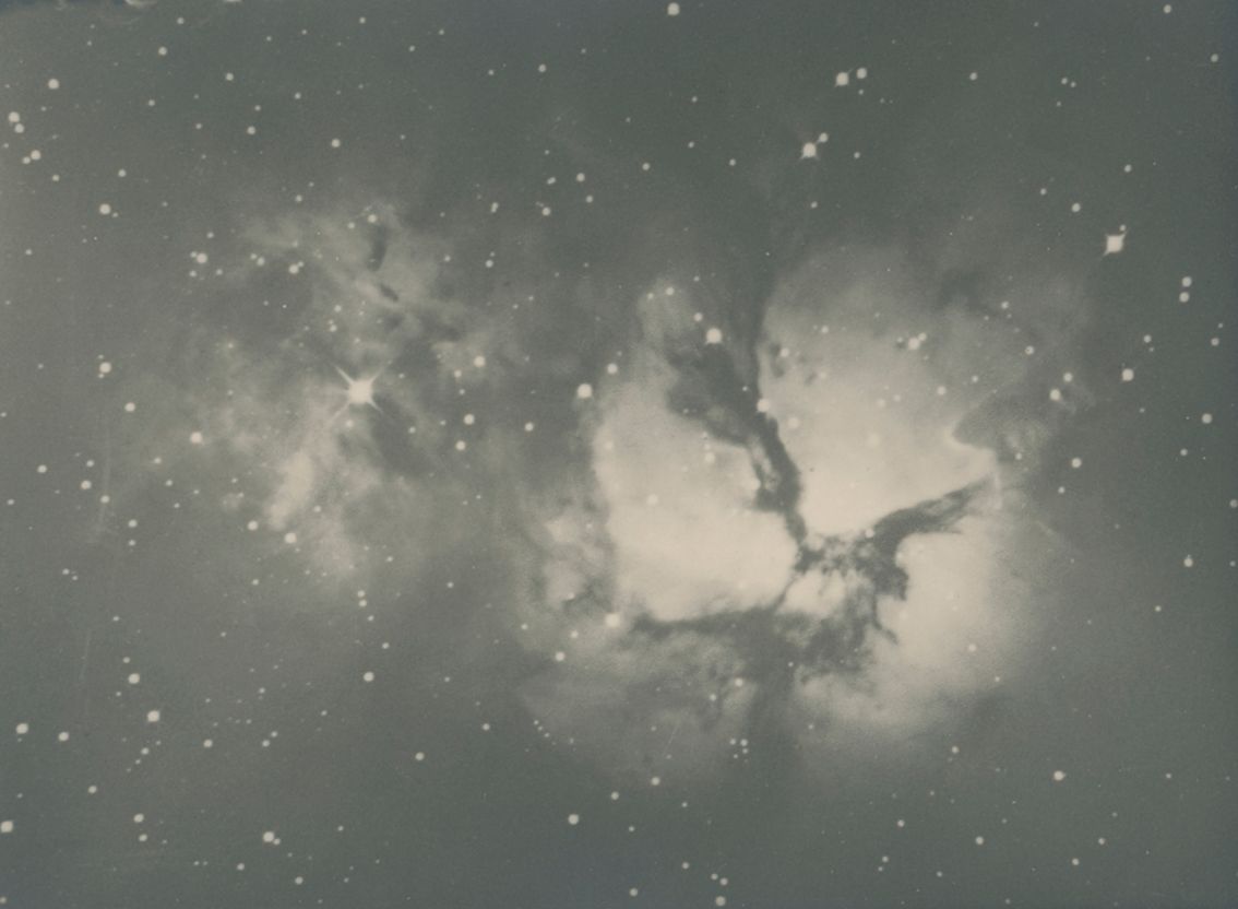 Null (NASA.RARE.TRIFID NEBULUS.MOUNT WILSON) 照片来自威尔逊山天文台。这里，人马座的三叶星云。大约在1940年。复古&hellip;