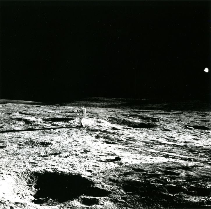 Null (NASA.MOON.APOLLO 14.MITCHELL)宇航员Edgard Mitchel在离登月舱很远的地方独自行走。从阿波罗15号任务开始，阿&hellip;