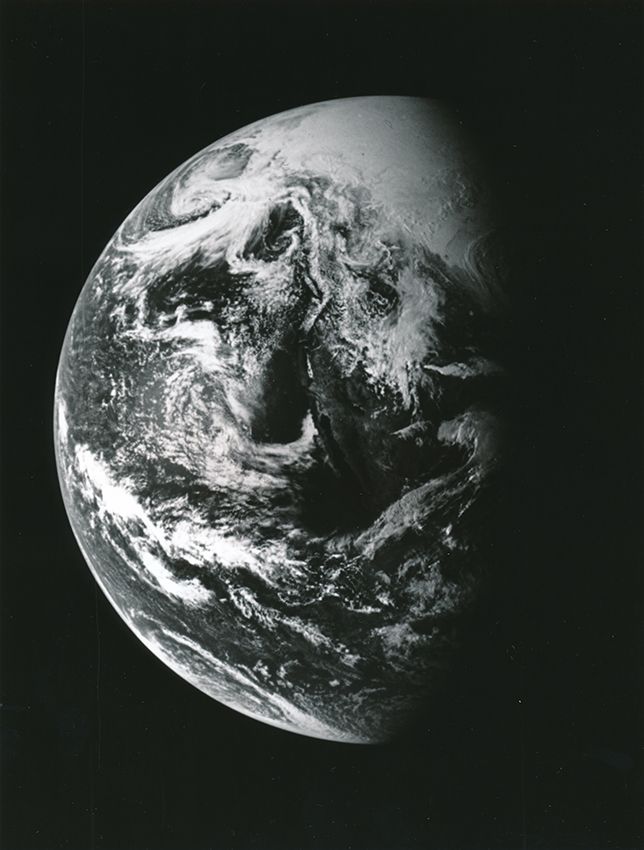 Null (NASA.EARTH.APOLLO 13) 阿波罗13号任务。阿波罗13号宇航员在影响登月任务的事件发生后，努力争取安全返回地球，地球一半处于黑暗中&hellip;