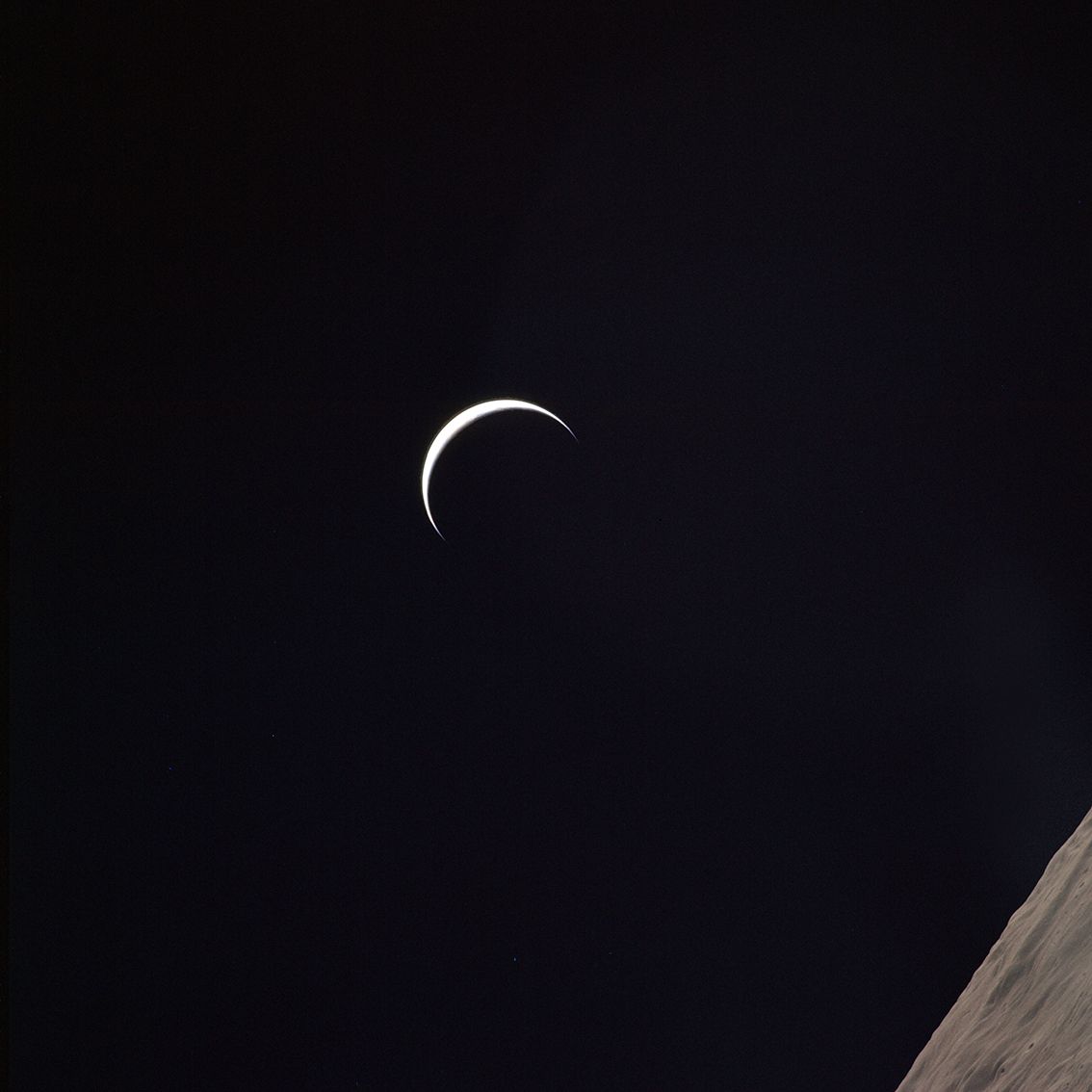 Null (NASA。稀有。大尺寸。地球升起。阿波罗15号) 阿波罗15号任务。罕见的地球日出，由阿波罗15号任务的机组人员从月球轨道上观察到，显示出地球的一个&hellip;
