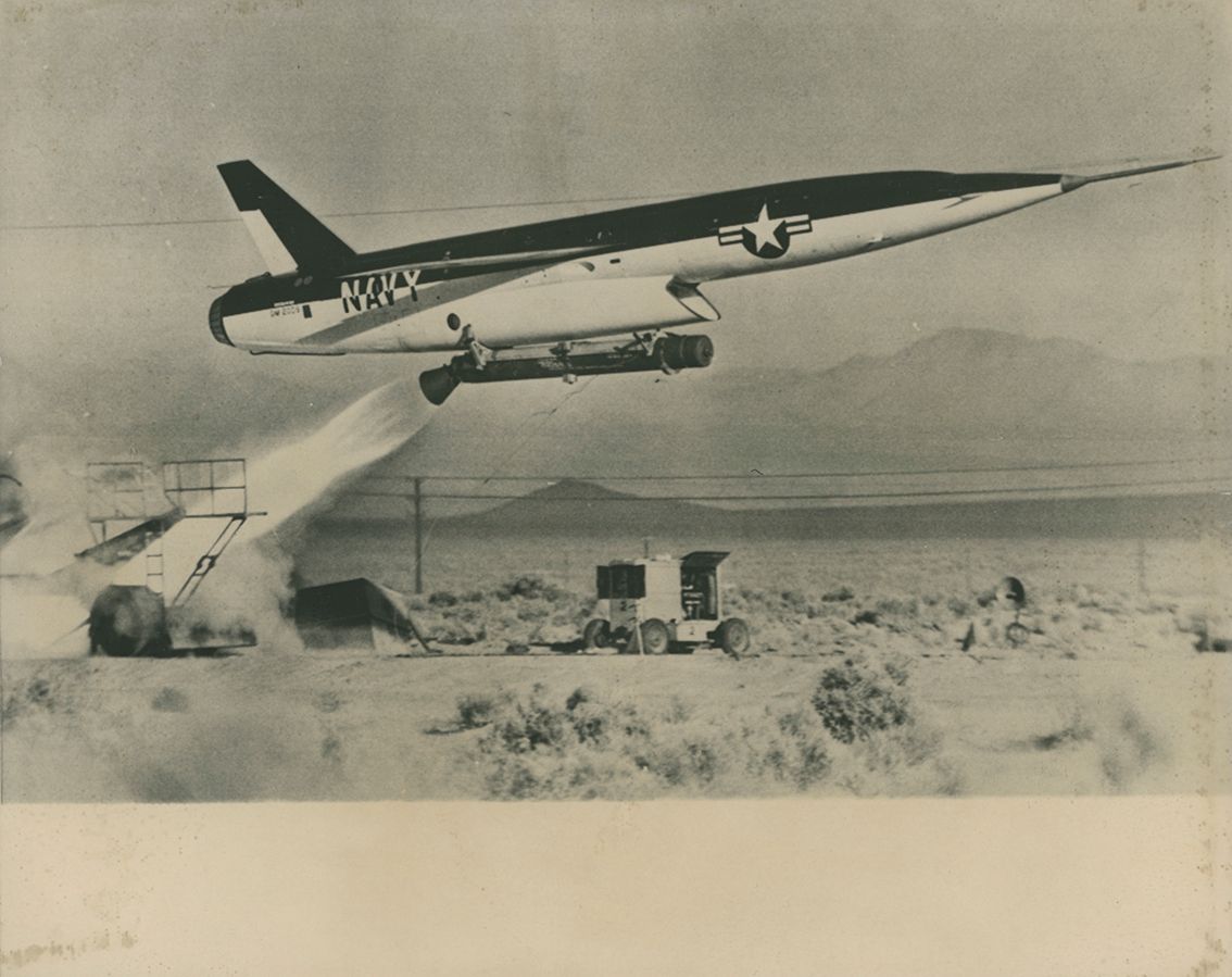 Null (NASA.EDWARDS.REGULUS II)1957年12月10日，美国海军 "REGULUS II "导弹从加利福尼亚EDWARDS空军基地的&hellip;