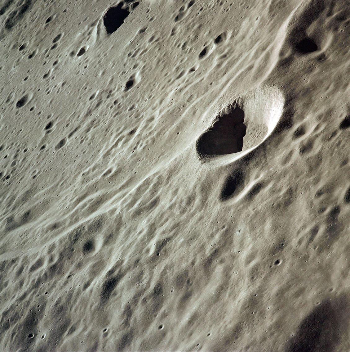 Null (NASA.LARGE FORMAT.MOON.APOLLO 15) 阿波罗15号任务。倾斜的月球表面的漂亮景色。1971.后面的彩色印刷品。正面有编&hellip;