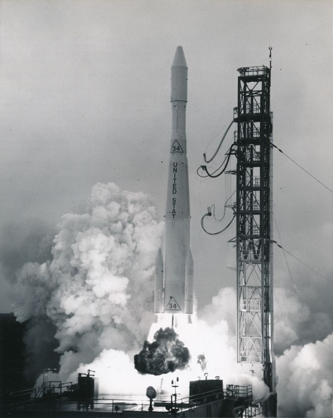 Null (NASA.DELTA I)发射第一枚两级DELTA火箭，将GEOS-A空间探索卫星送入轨道。 1965年11月6日。复古的银质印刷品。背面有打字说明&hellip;
