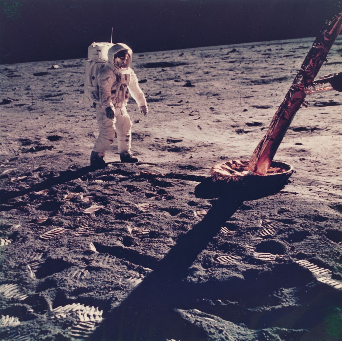 Null (NASA. MOON. APOLLO 11. ALDRIN) 阿波罗11号任务。宇航员Buzz Aldrin站在月球地面上，面对刚刚经过近40万公里&hellip;