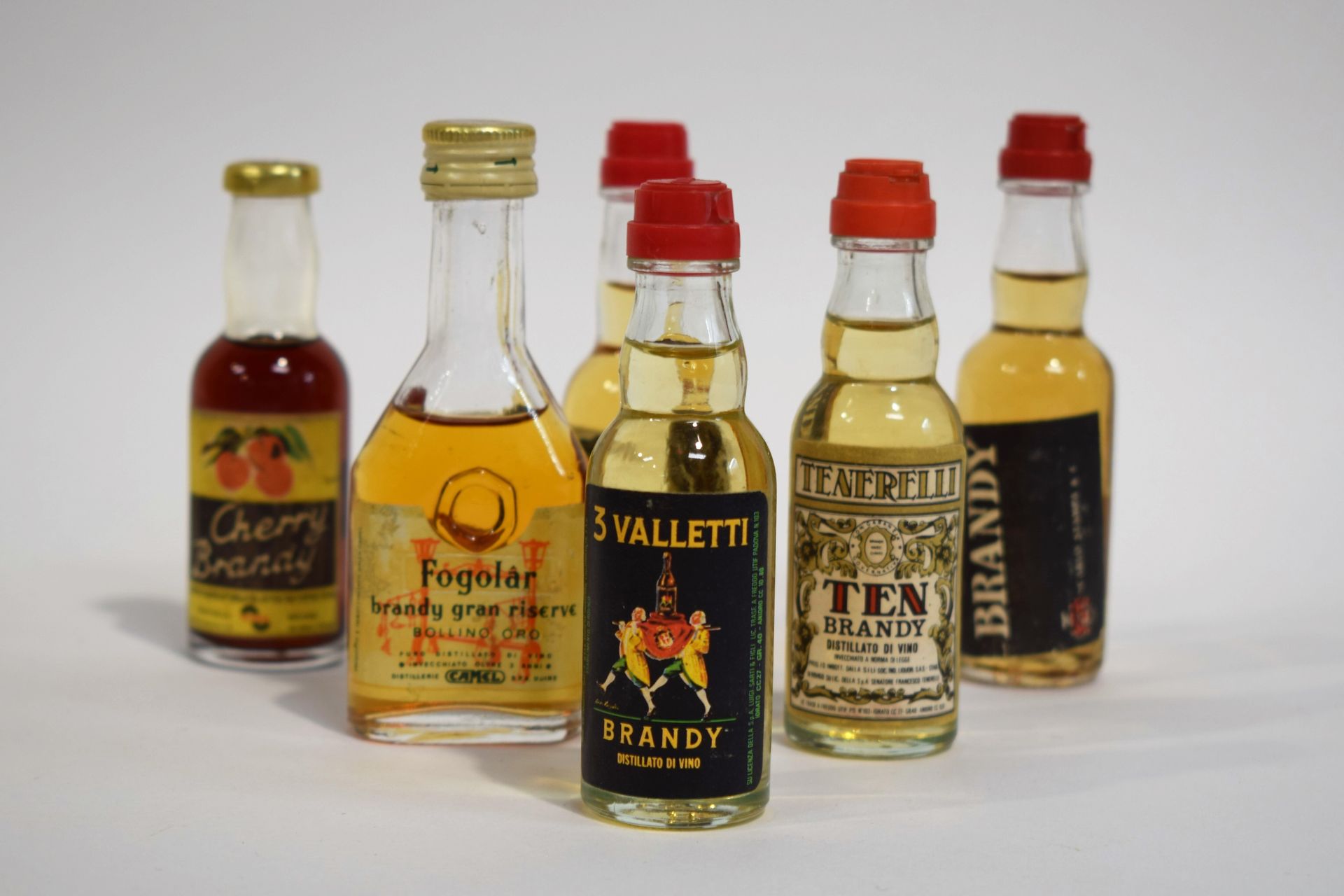 Null Riunione di 6 vecchi brandy: Cherry brandy, 3 Valetti, Fogolar, Ten brandy,&hellip;