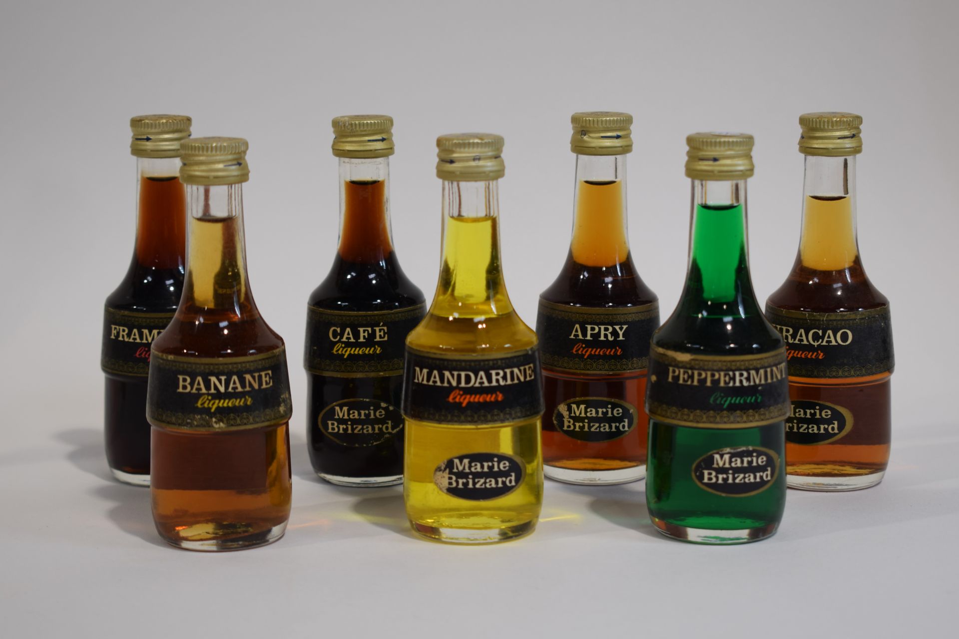 Null 7种MARIE BRIZZARD老木樨酒的重聚：香蕉酒、苹果酒、咖啡酒、覆盆子酒、柑橘酒、库拉索酒、薄荷酒。