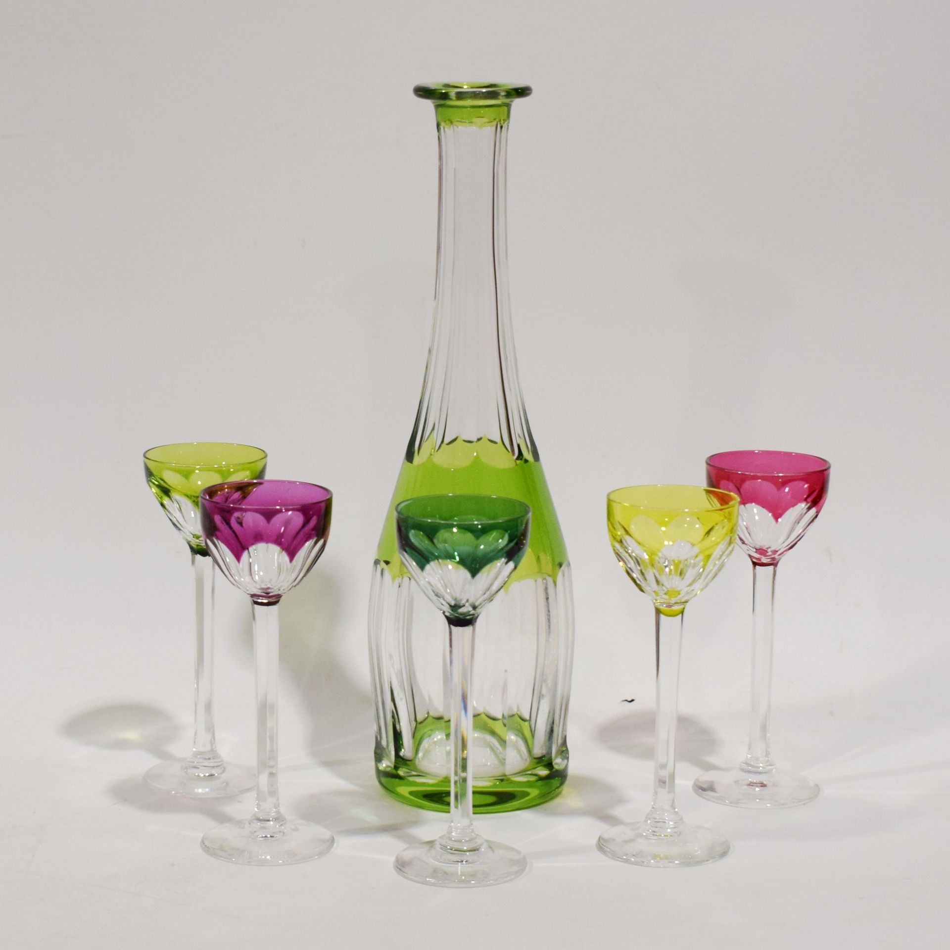 Null 一套5个彩色水晶甜酒杯，属于VAL SAINT LAMBERT水晶厂，高13厘米。连接件：一个相同精神的利口酒瓶，没有瓶塞，高27厘米