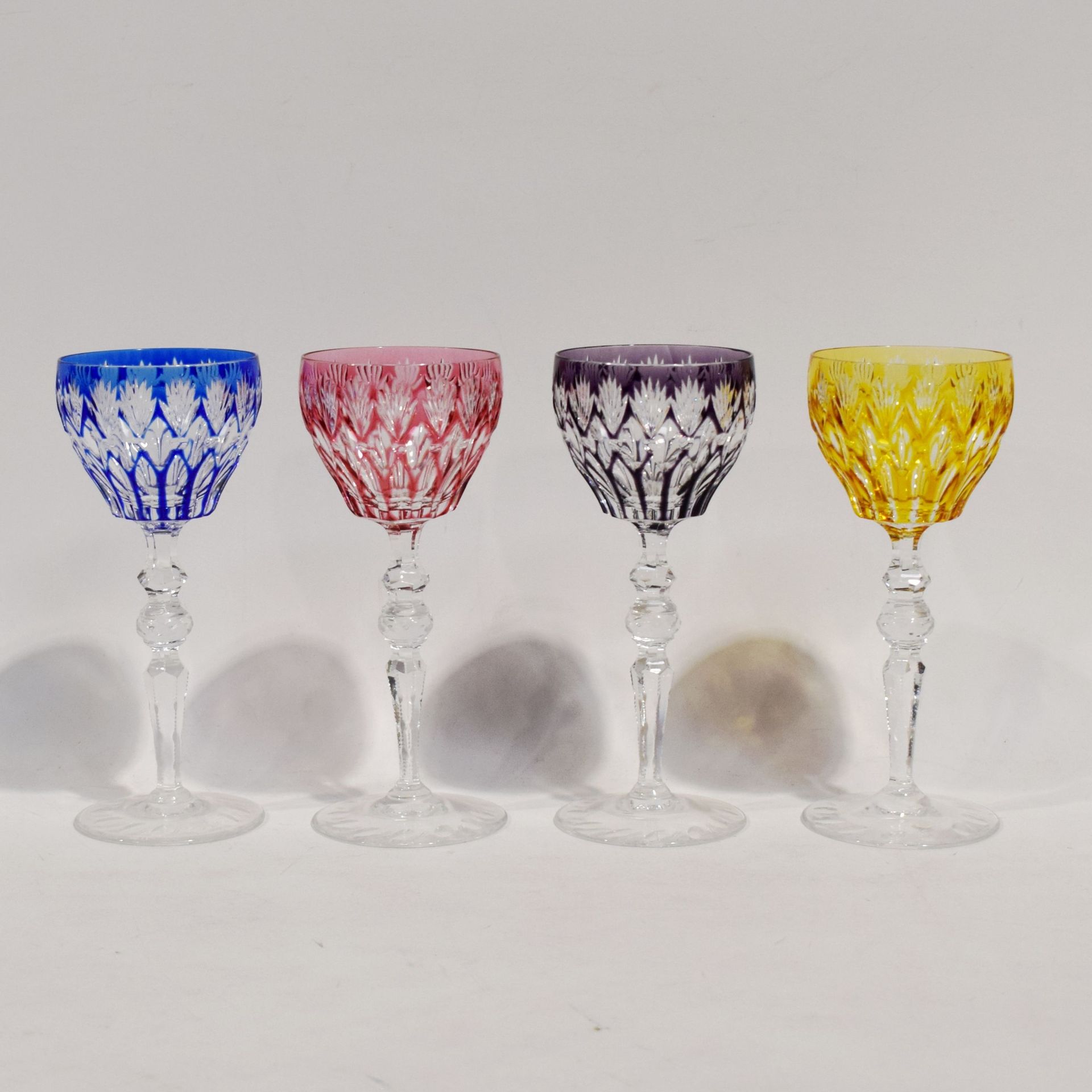 Null 一套4只彩色水晶杯，属于VAL SAINT LAMBERT水晶厂，刻有棕榈花纹，高19.5厘米