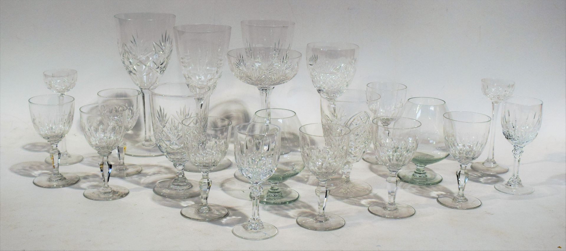 Null Set mit unzusammenpassenden Gläsern aus weißem Kristallglas: 1 Champagnersc&hellip;