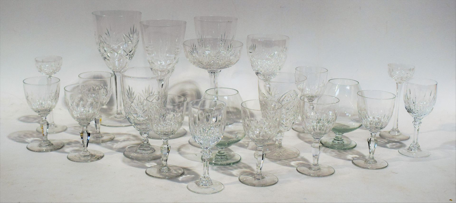 Null Ensemble de verres dépareillés en cristal blanc : 1 coupe à champagne, 3 ve&hellip;