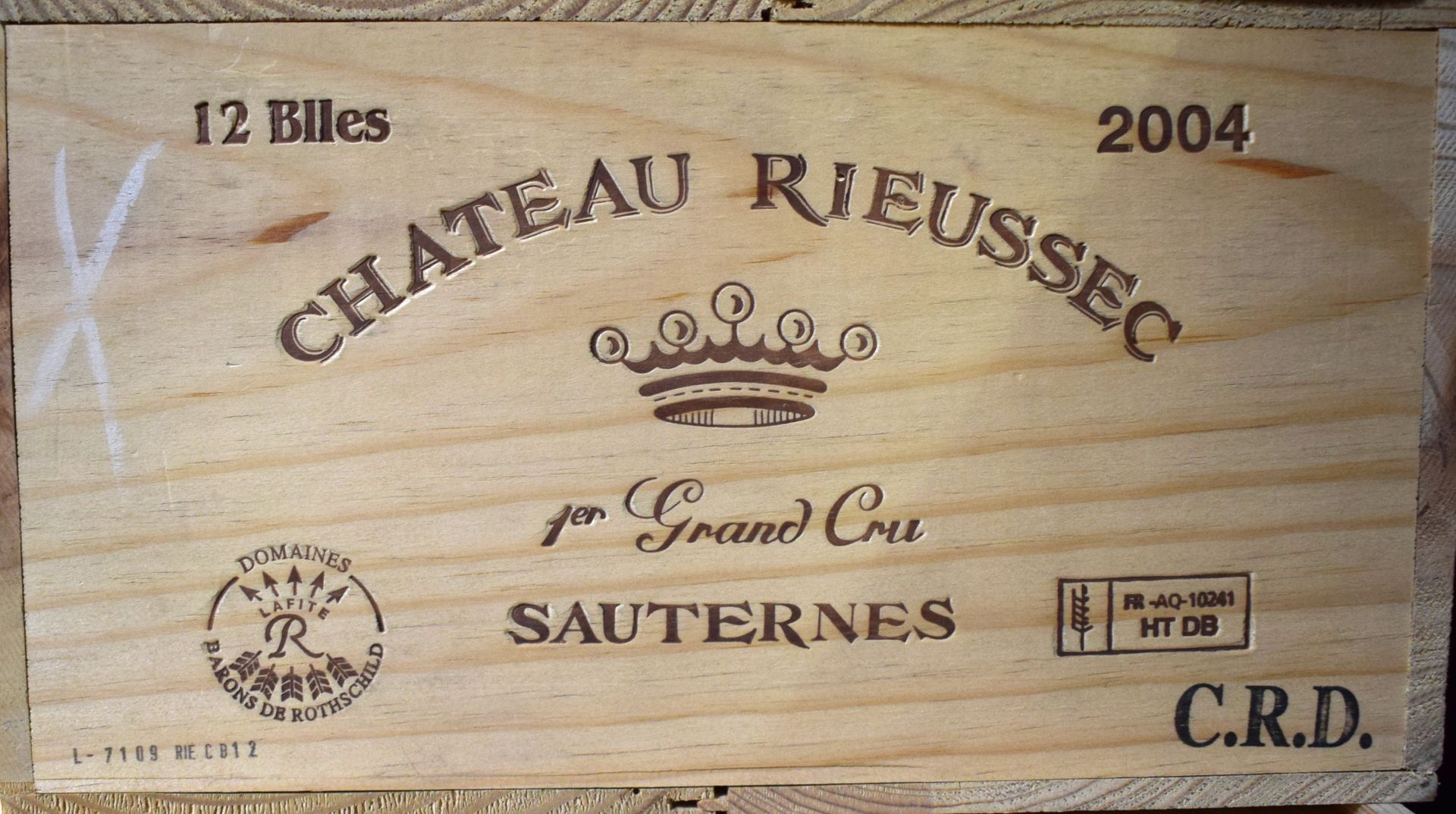 Null (SAUTERNES) Dans une caisse en bois, ensemble de 12 bouteilles du Château R&hellip;