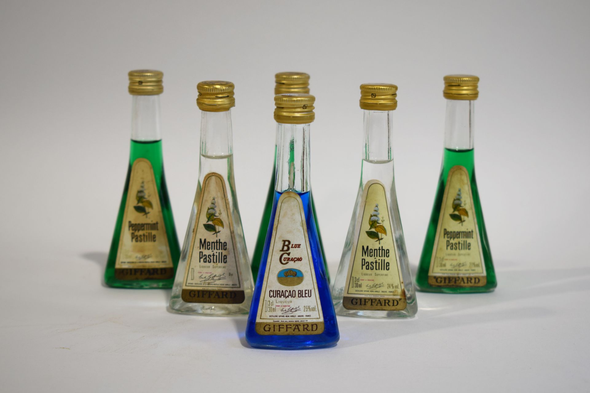 Null 会议的6个GIFFARD老式调酒：蓝色库拉索，（3次）薄荷酱，（2次）薄荷酱。