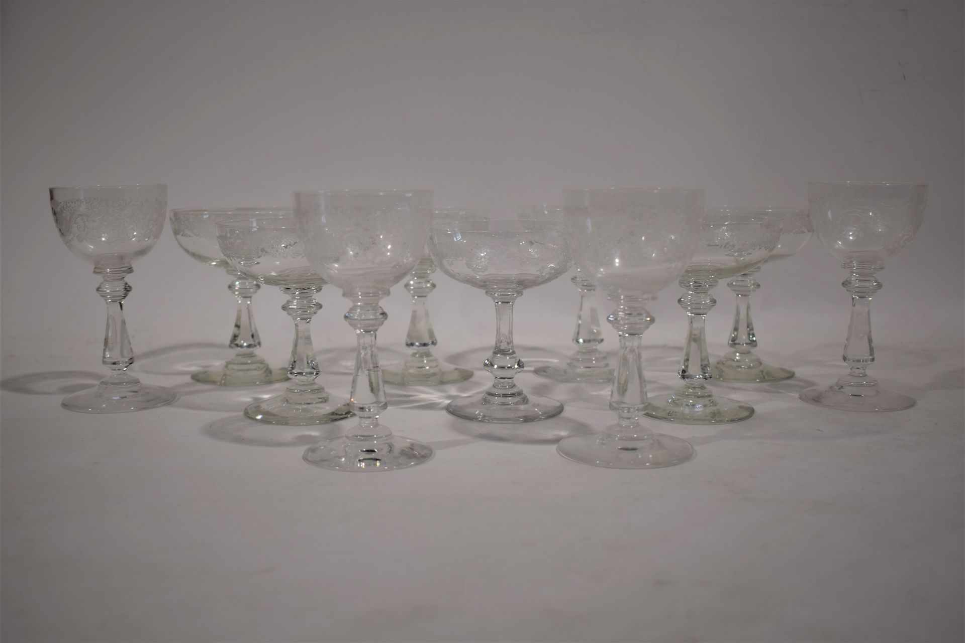 Null 一套20世纪初的水晶杯，边缘刻有丰富的花纹：6只香槟杯，1只不同的有柄香槟杯，4只水杯