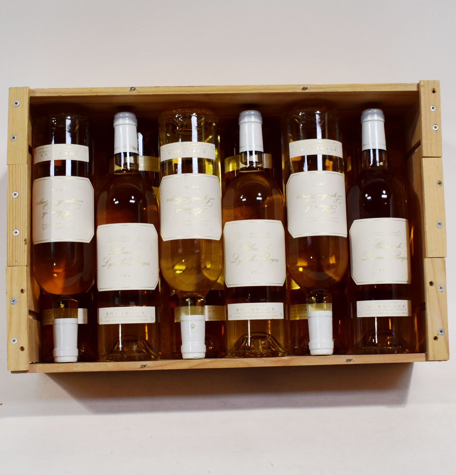 Null (PAUILLAC)一套12瓶LYNCH-BAGES白葡萄酒，波亚克产区，年份1999，良好水平