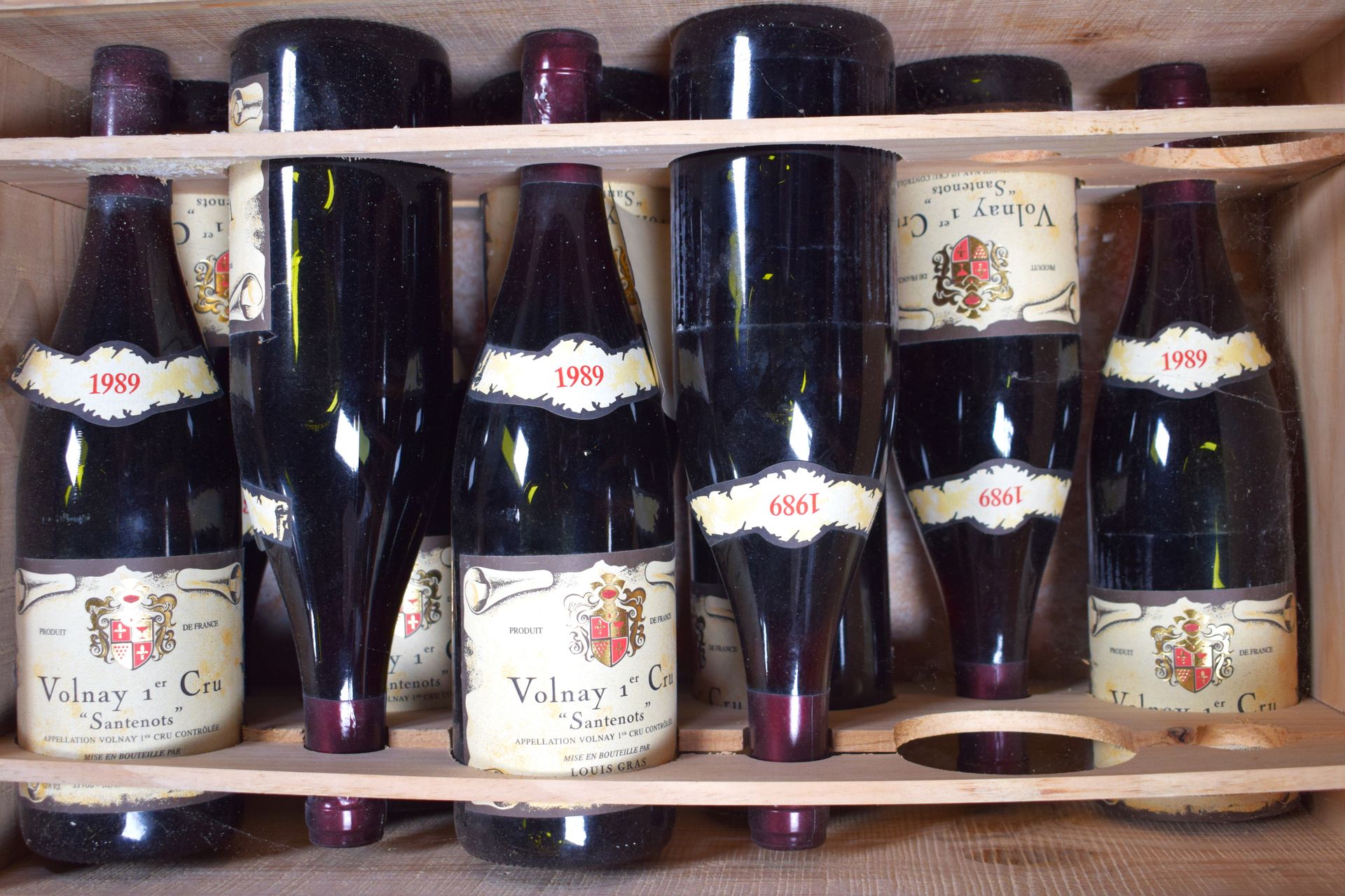 Null (VOLNAY) Dans une caisse en bois, 10 bouteilles de VOLNAY "Santenots", 1er &hellip;