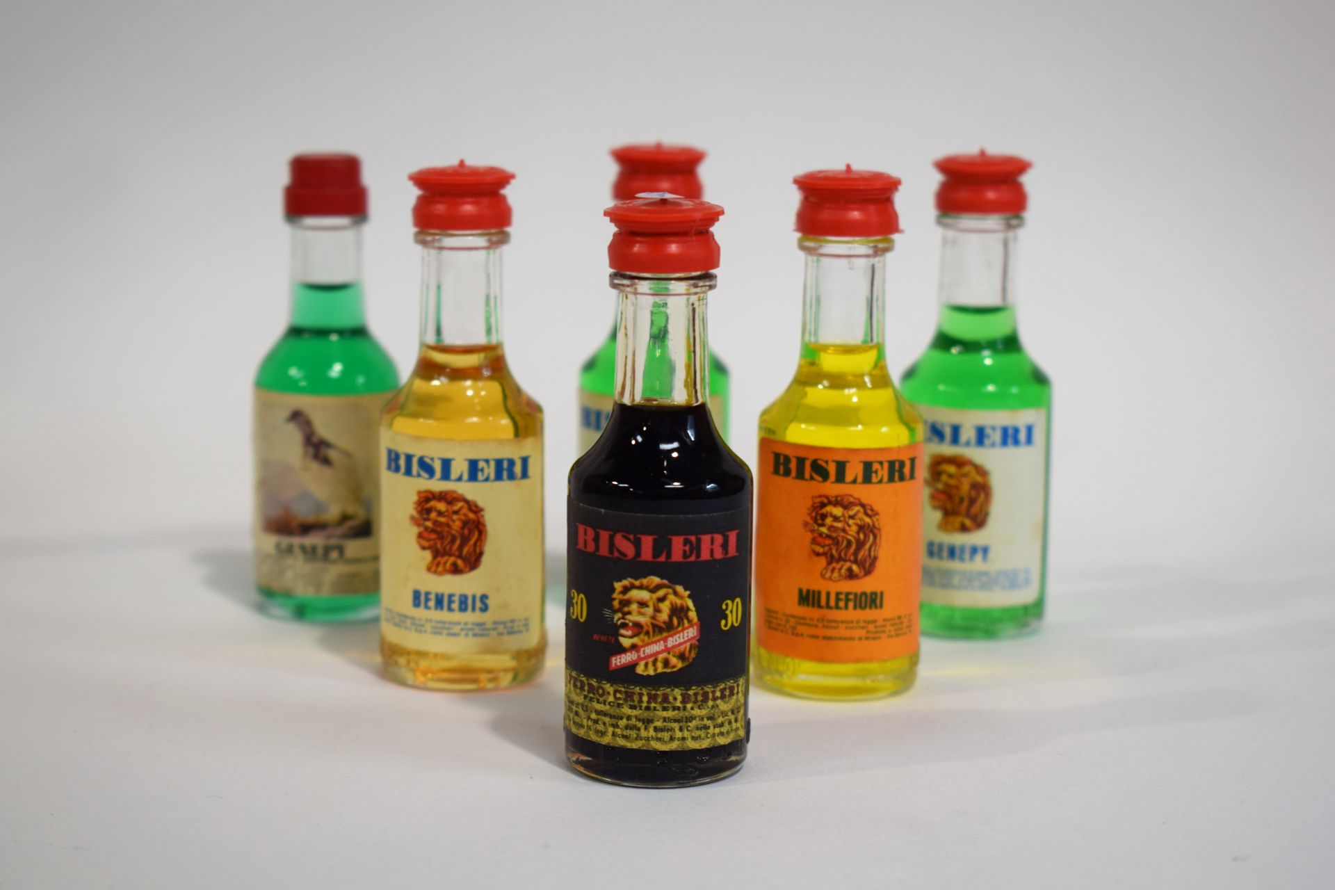 Null Réunion de 6 mignonettes anciennes d'alcools italiens BISLERI : Genepy, Ben&hellip;