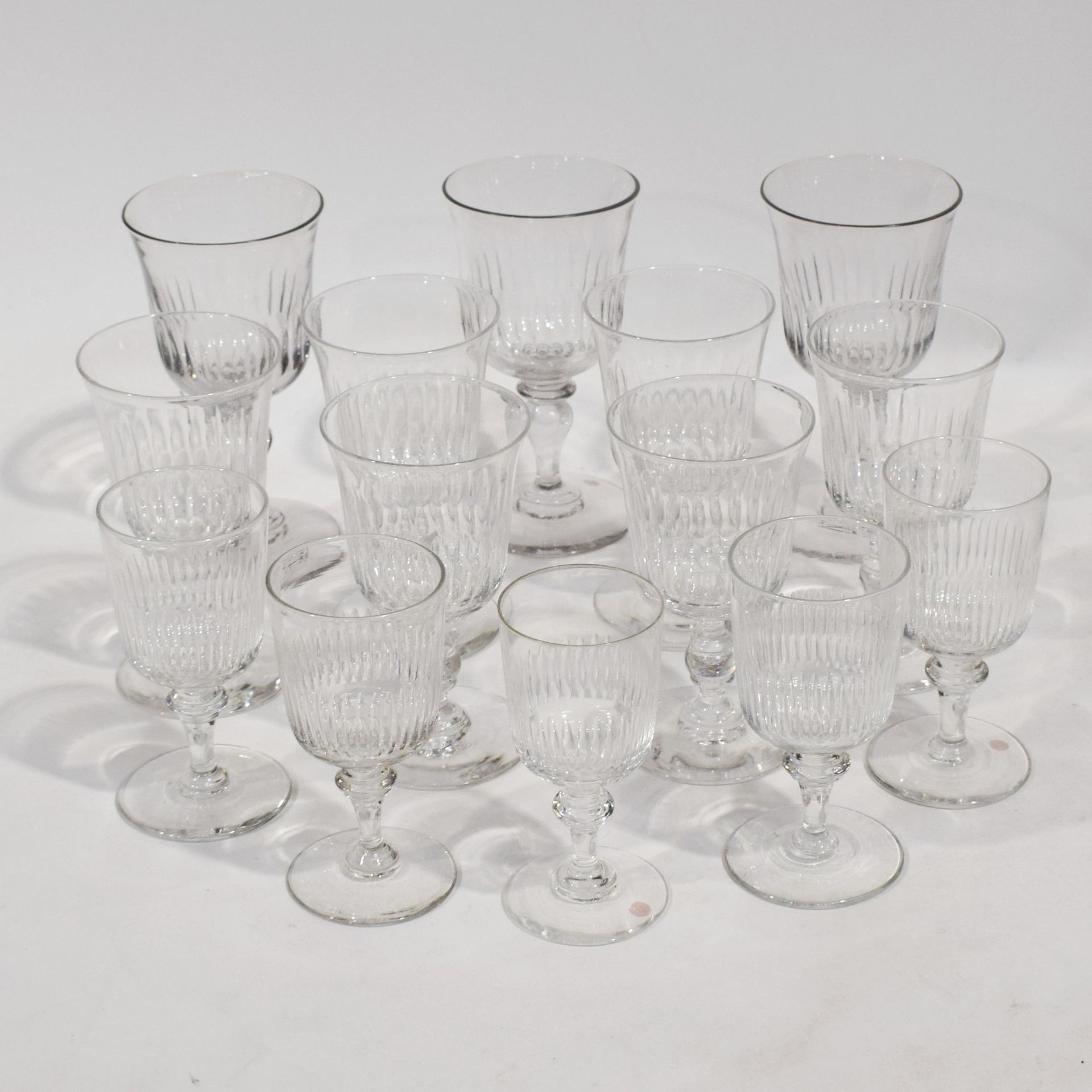 Null 一套14只古董水晶杯，19世纪末/20世纪初，口吹，无签名，3只大杯（16.5厘米），6只中杯（15厘米），4只小杯（13厘米）和一只小杯（12.5厘&hellip;