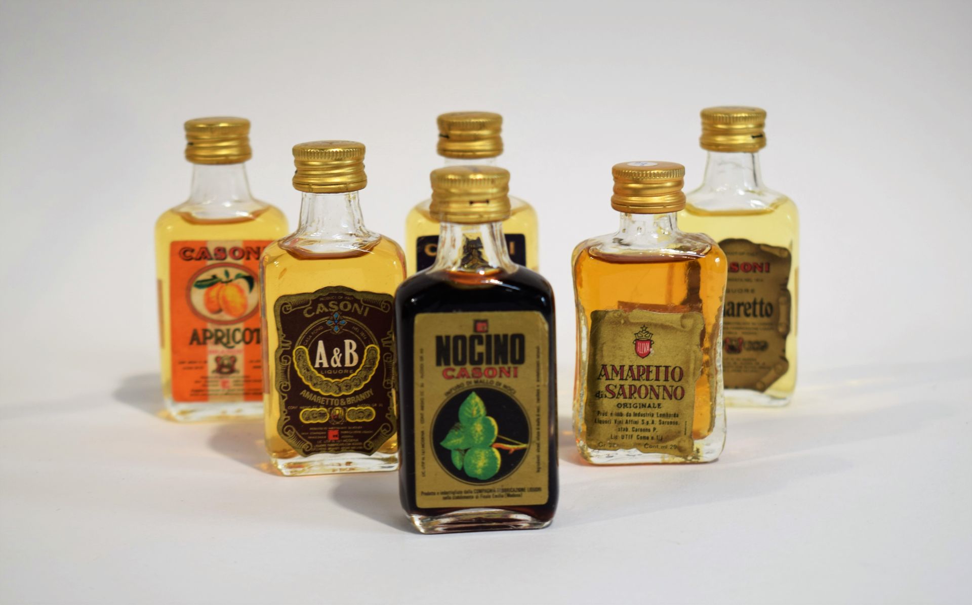 Null Incontro di 6 mignonette CASONI vintage di liquori italiani: Amaretto, Noci&hellip;