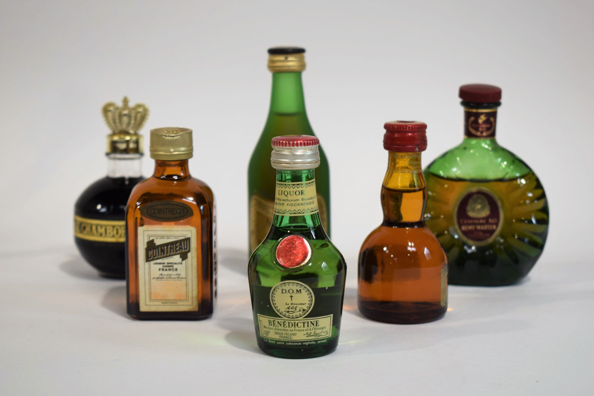 Null Réunion de 6 mignonettes anciennes d'alcools français : Grand-Marnier, Coin&hellip;