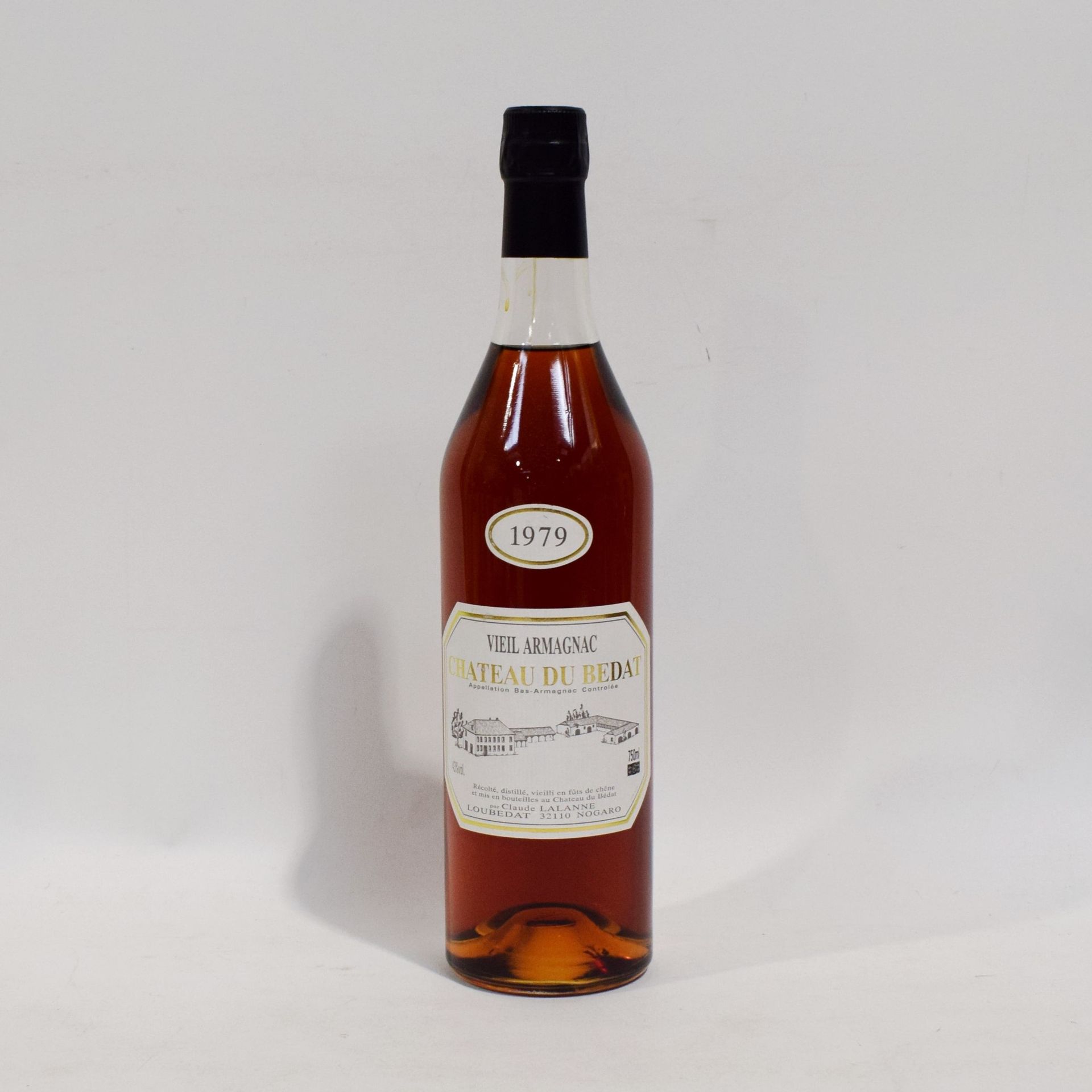 Null (ARMAGNAC)一瓶来自Château du BEDAT的老阿马尼亚克，1979年收获，75cl，43%。