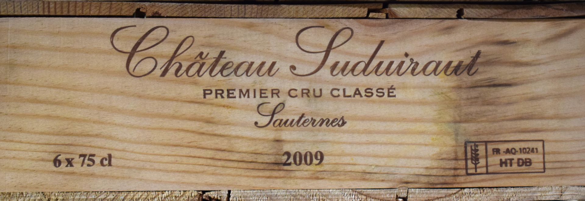 Null (SAUTERNES) Dans une caisse en bois, ensemble de 6 bouteilles du Château SU&hellip;