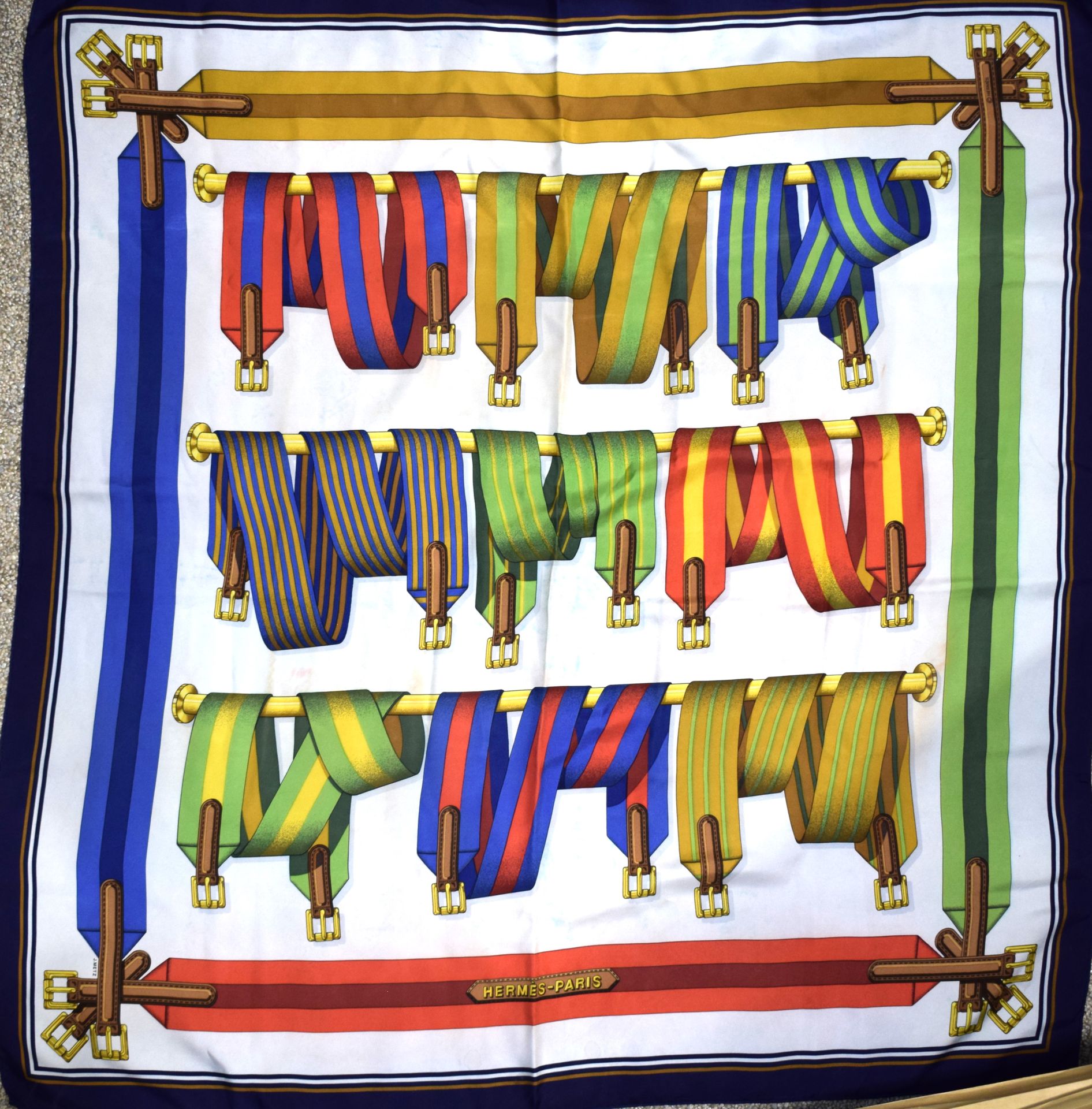 Null 爱马仕
围巾型号：Les Sangles 
丝绸方形
发布日期：1985年
设计师：Joachim Metz
90 x 90厘米
无盒
(有些污渍)