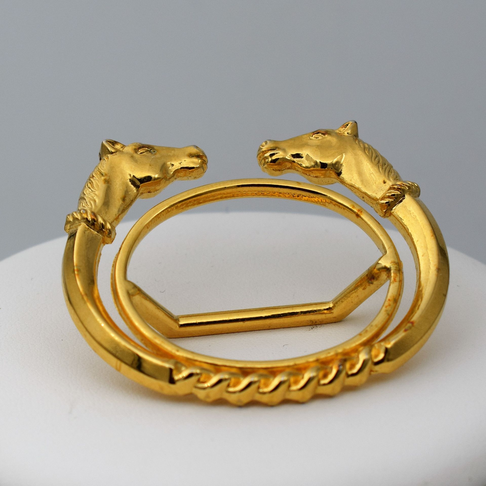 Null MALKA
Anneau de foulard MALKA Paris en métal doré, motif de têtes de cheval&hellip;