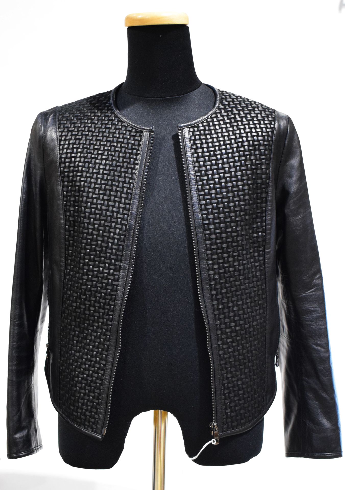 Null 巴黎INTUITION
黑色小羊皮夹克，正面有编织图案，42号，聚酯衬里