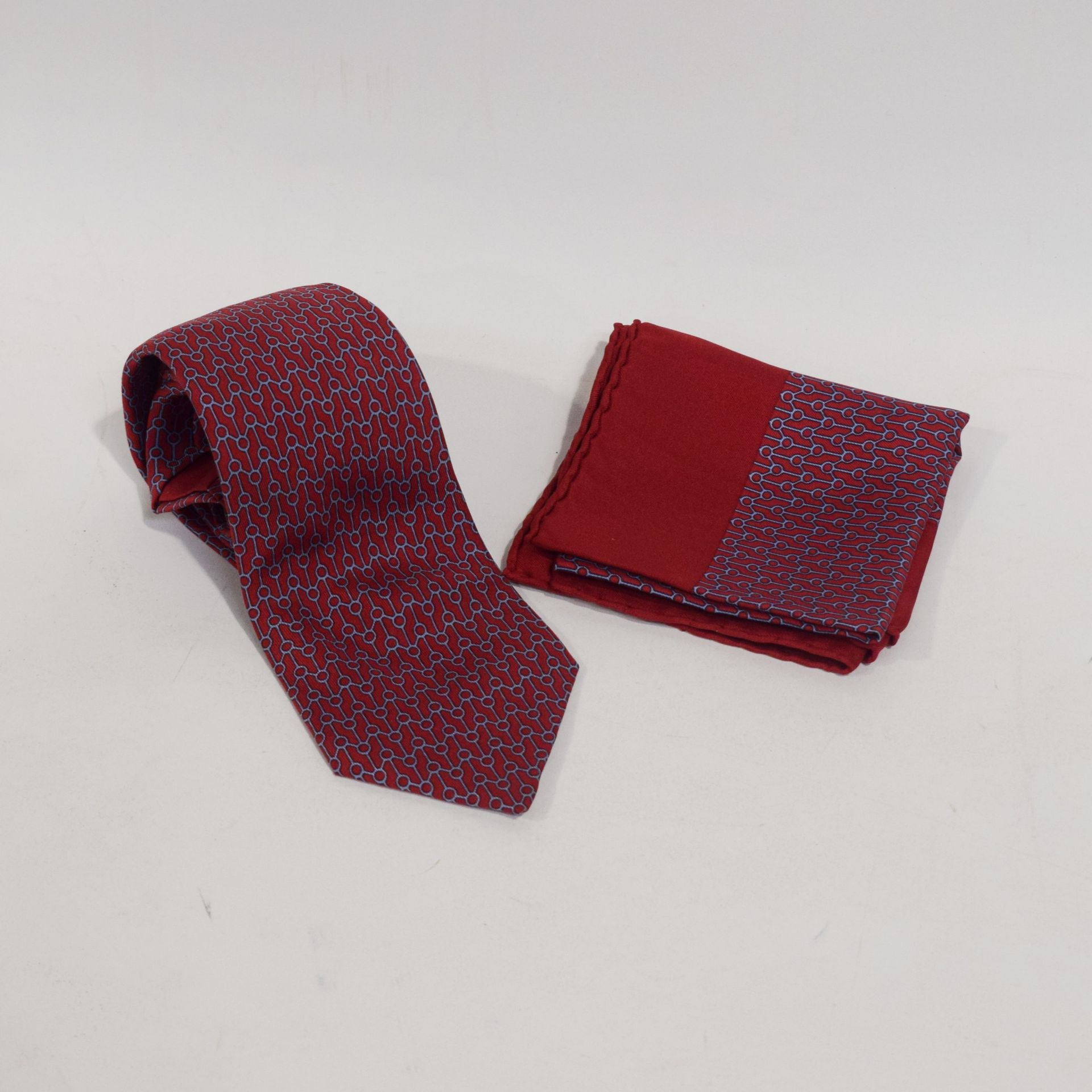 Null (HERMES) HERMES-Krawatte aus 100% Seide und passendem Seidenquadrat 27 x 27&hellip;