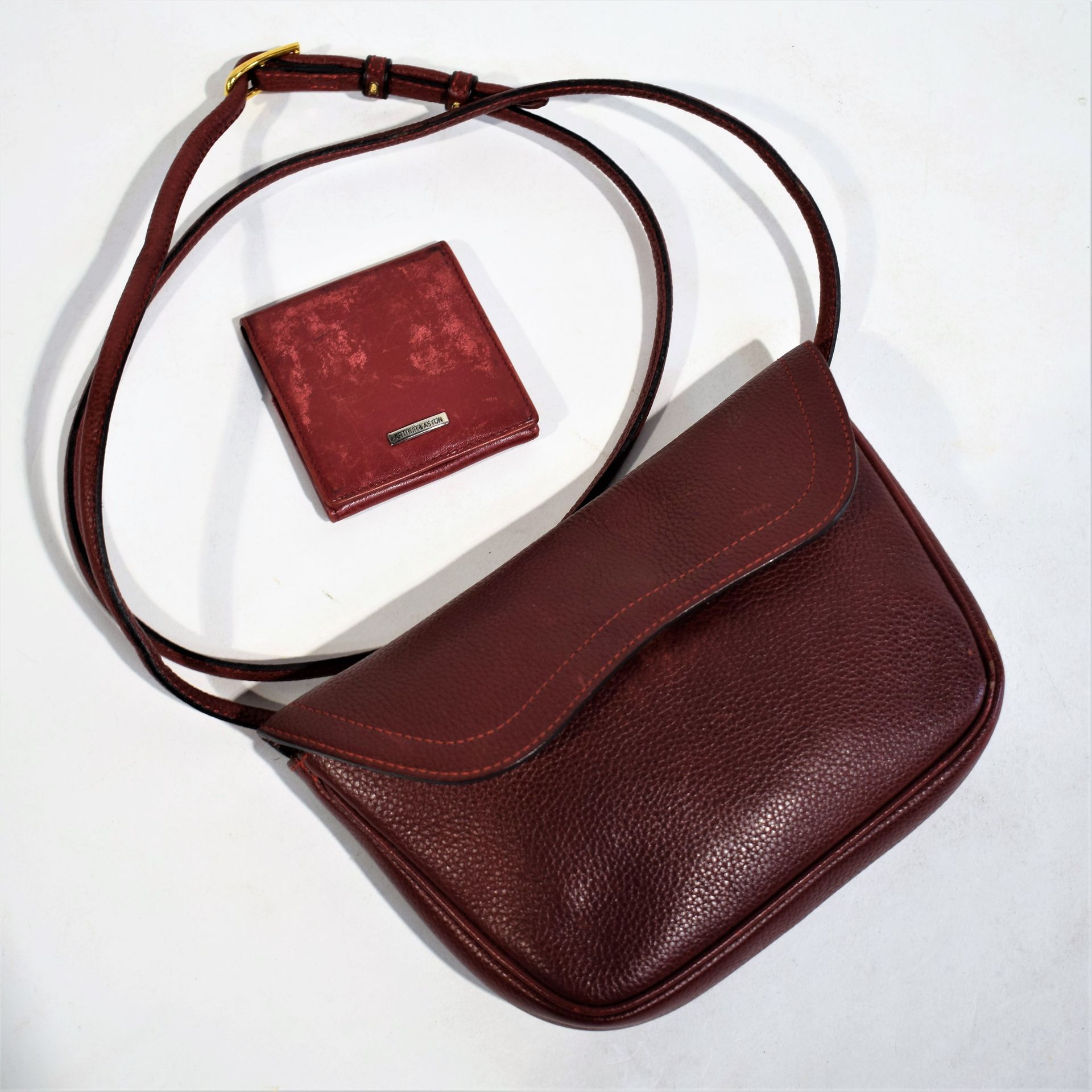 Null 德沃斯 
酒红色皮革小单肩包（15 x 21厘米），带防尘袋+酒红色皮革钱包 ARTHUR ASTON