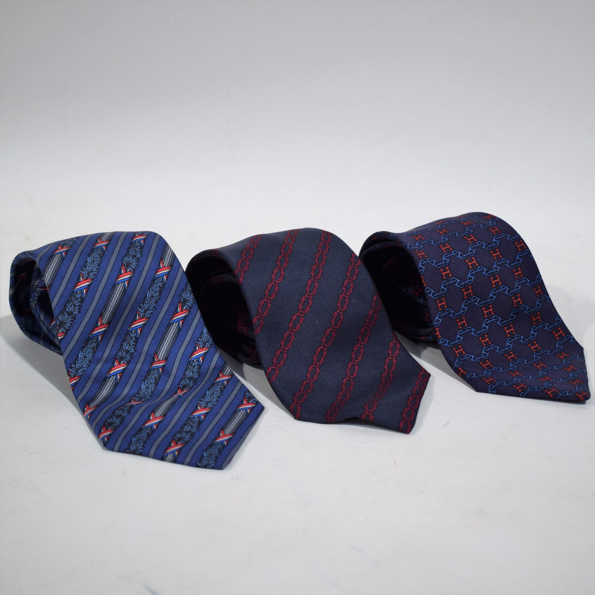 Null (HERMES) Set di 3 cravatte HERMES, colori blu e rosso, 100% seta