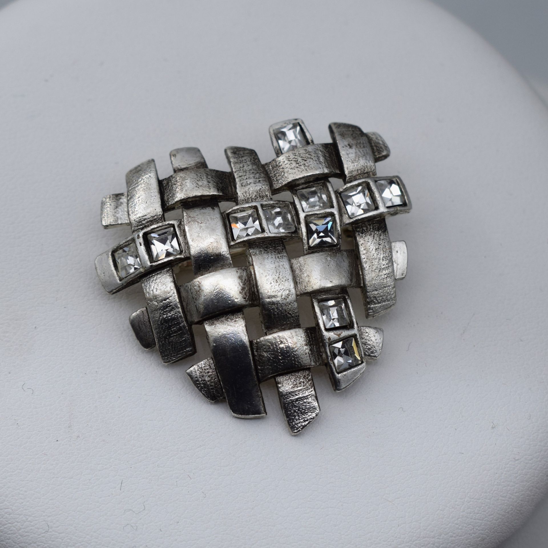 Null YVES SAINT LAURENT
Spilla in metallo argentato a forma di cuore con strass &hellip;