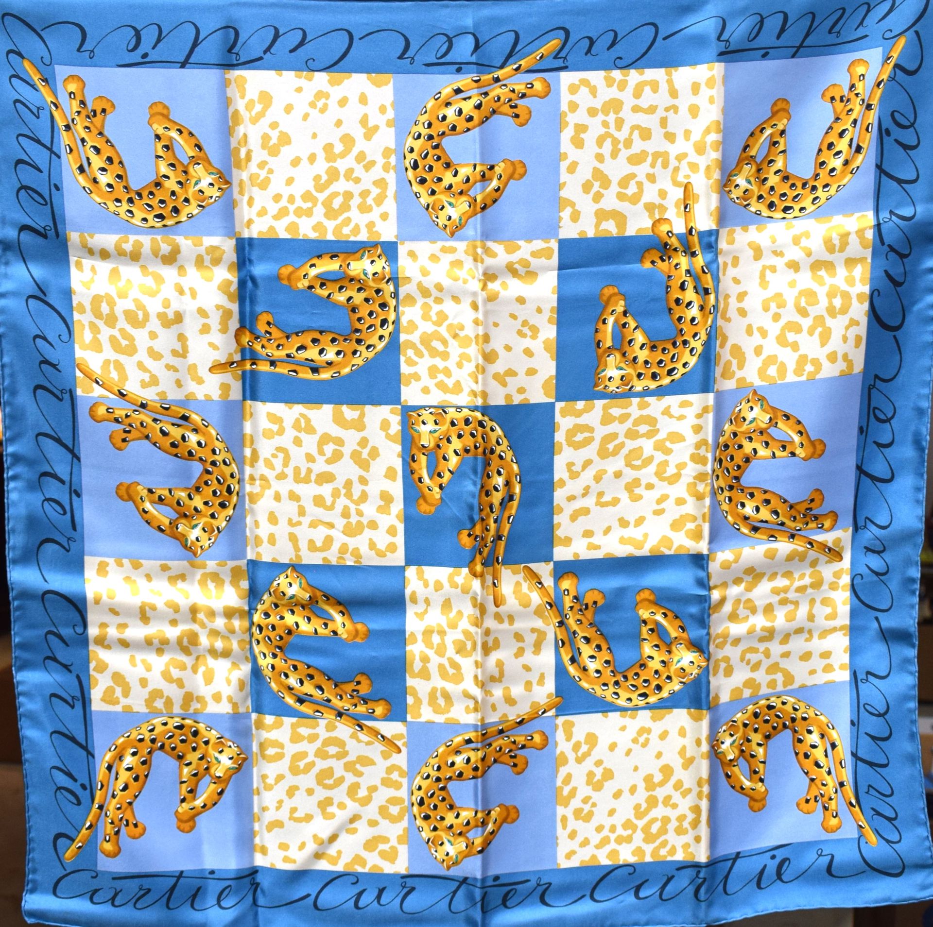 Null 卡地亚
蓝色围巾 黑豹
丝绸方形
67 x 68 厘米
盒子，真品卡
