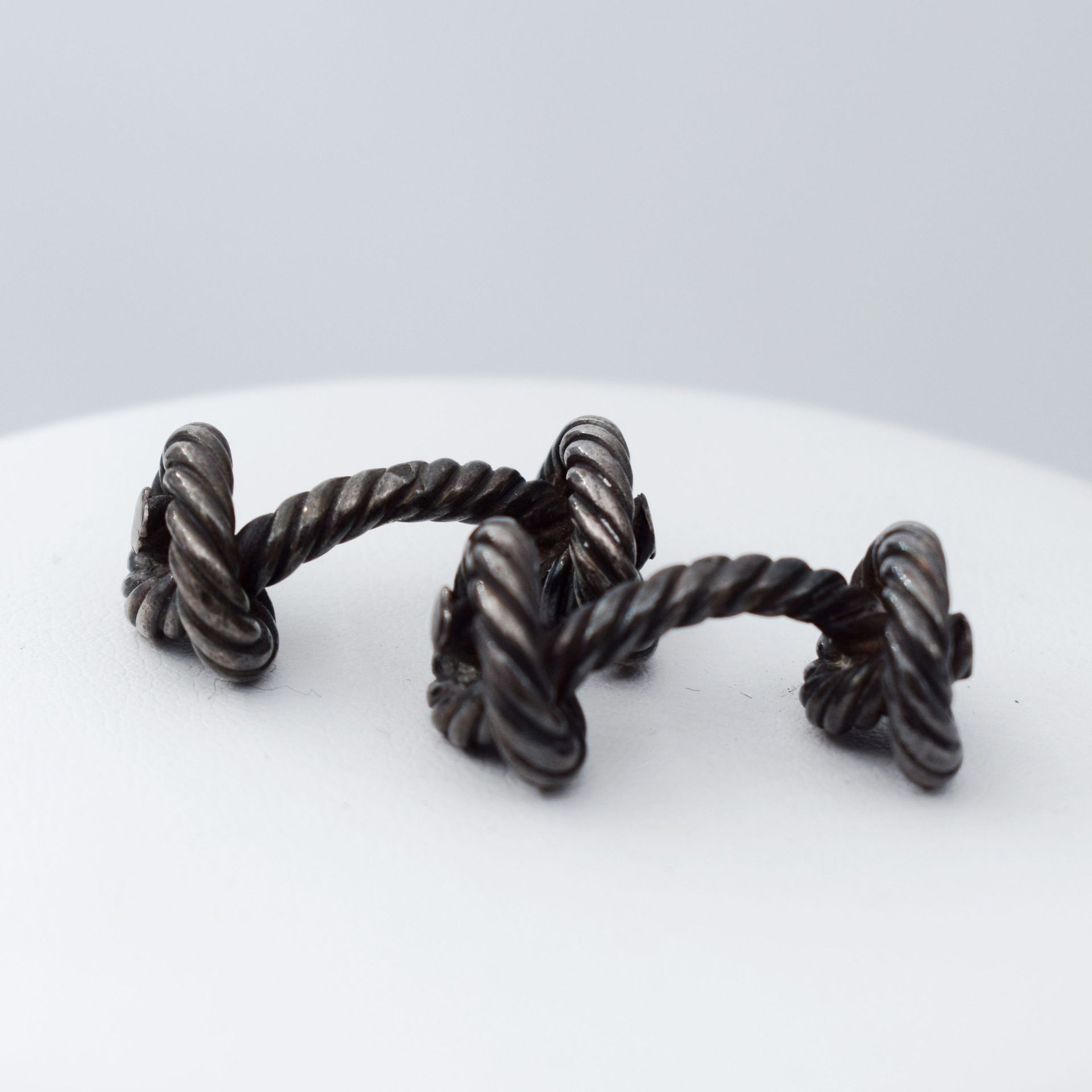 Null (HERMES) Pair of HERMES silver cufflinks with a knotted rope design