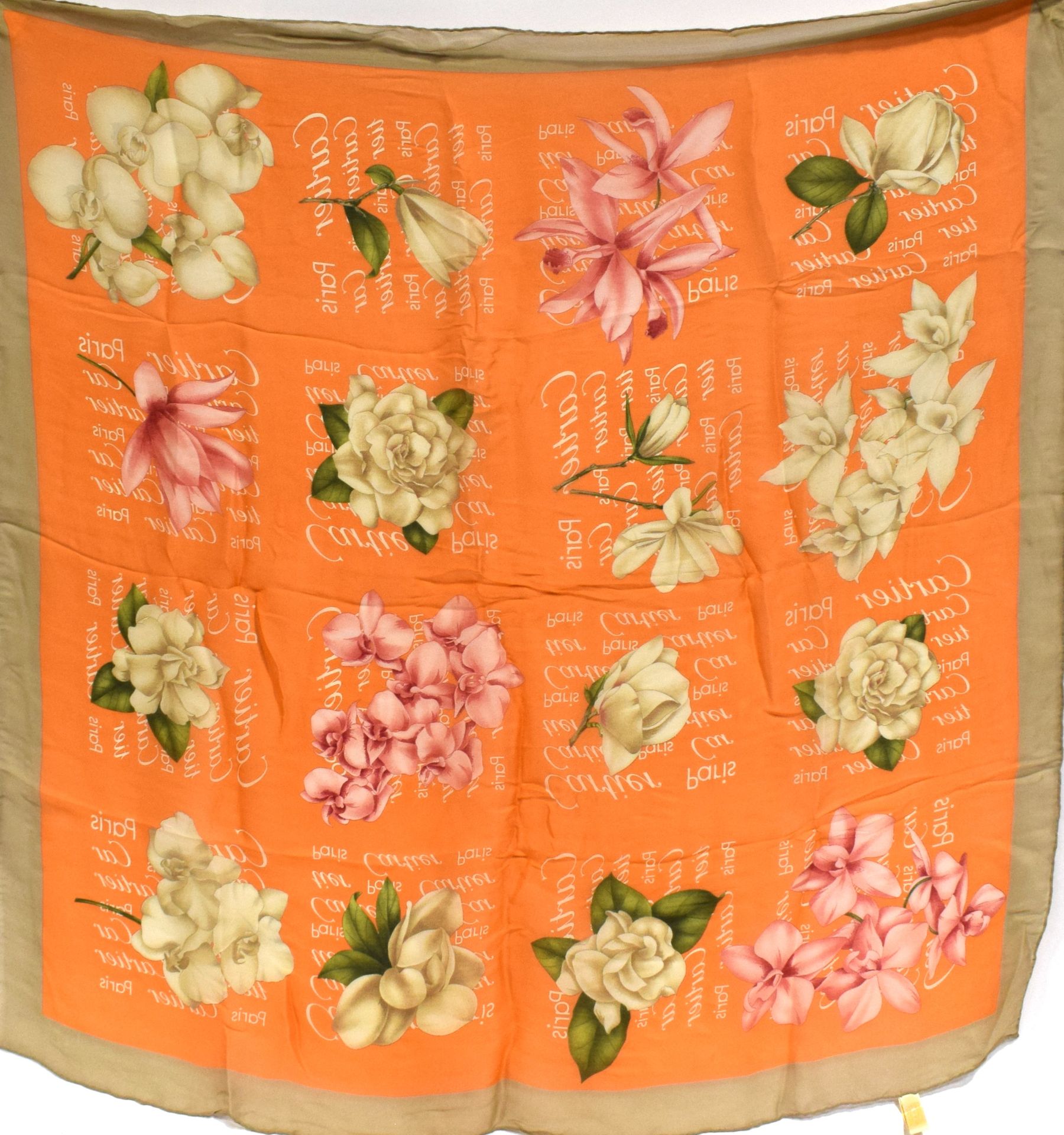 Null CARTIER
Foulard orange motif Orchidées
Carré de soie
87 x 87 cm
Boîte, cart&hellip;