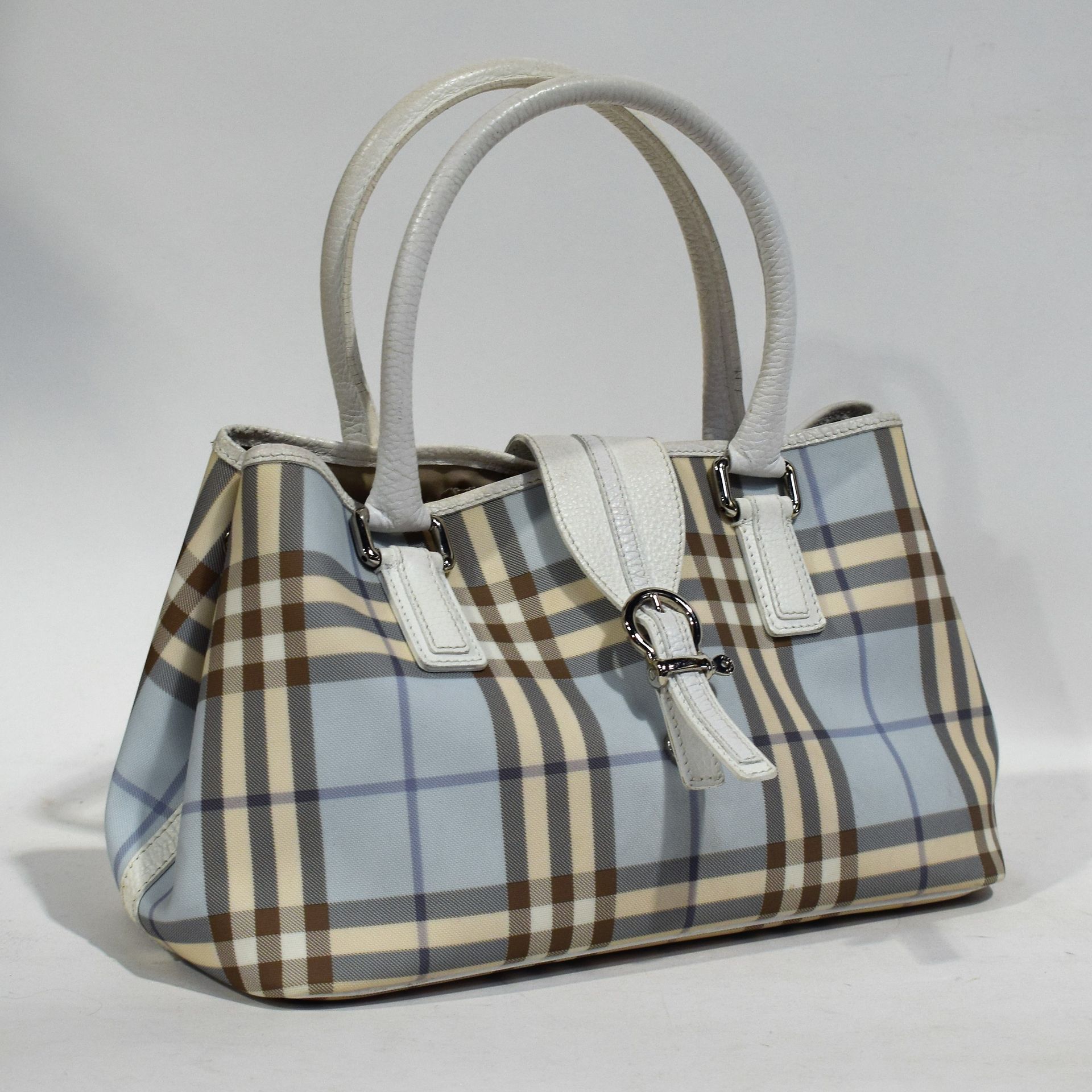 Null BURBERRY
Burberry blue and beige tartan handbag, white leather handles and &hellip;