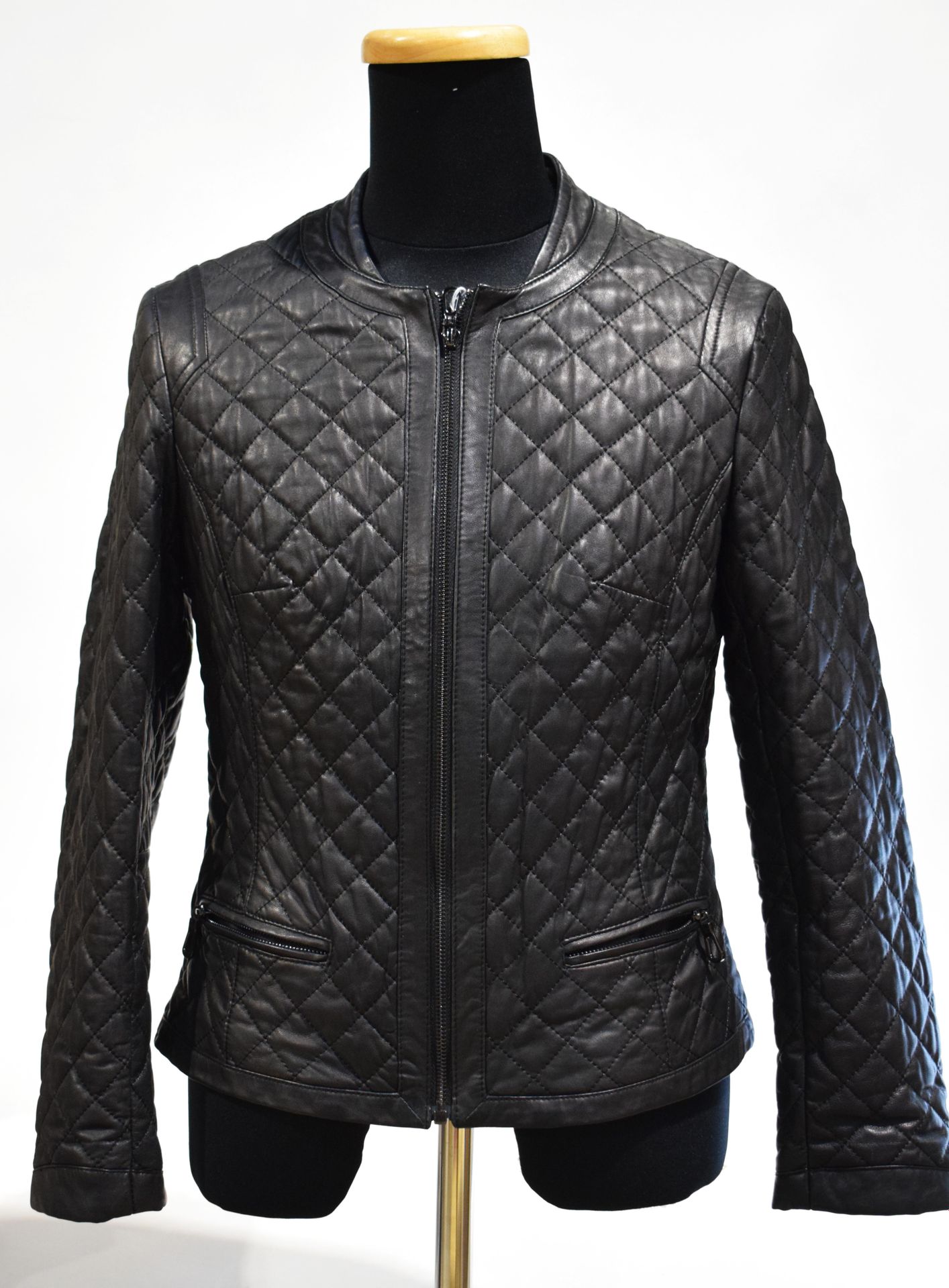 Null 巴黎INTUITION公司
黑色羔羊皮夹克，绗缝，尺寸44，聚酯纤维衬里